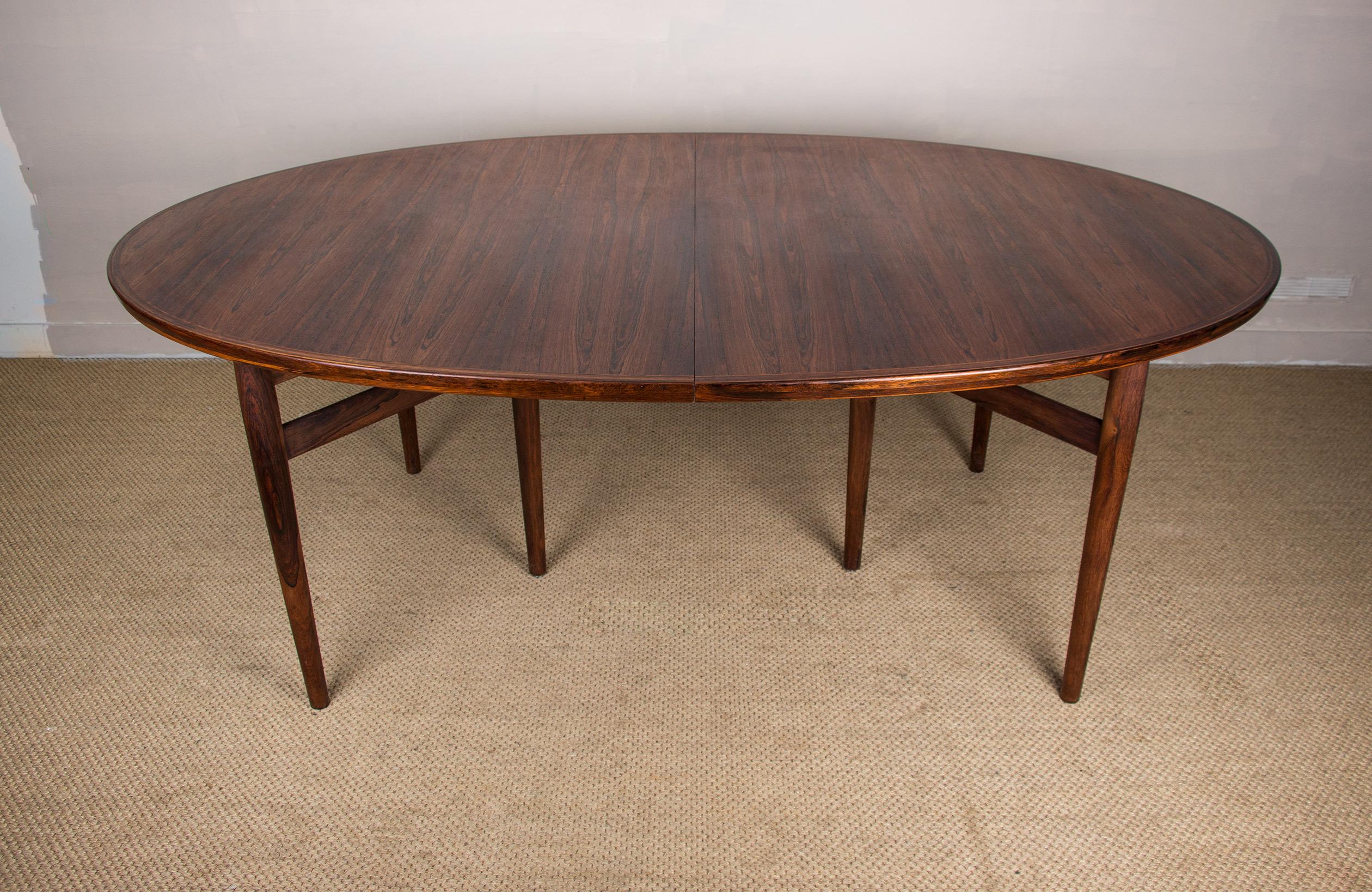 Milieu du XXe siècle Très grande table de salle à manger danoise extensible en bois de rose modèle 212 d'Arne Vodder.