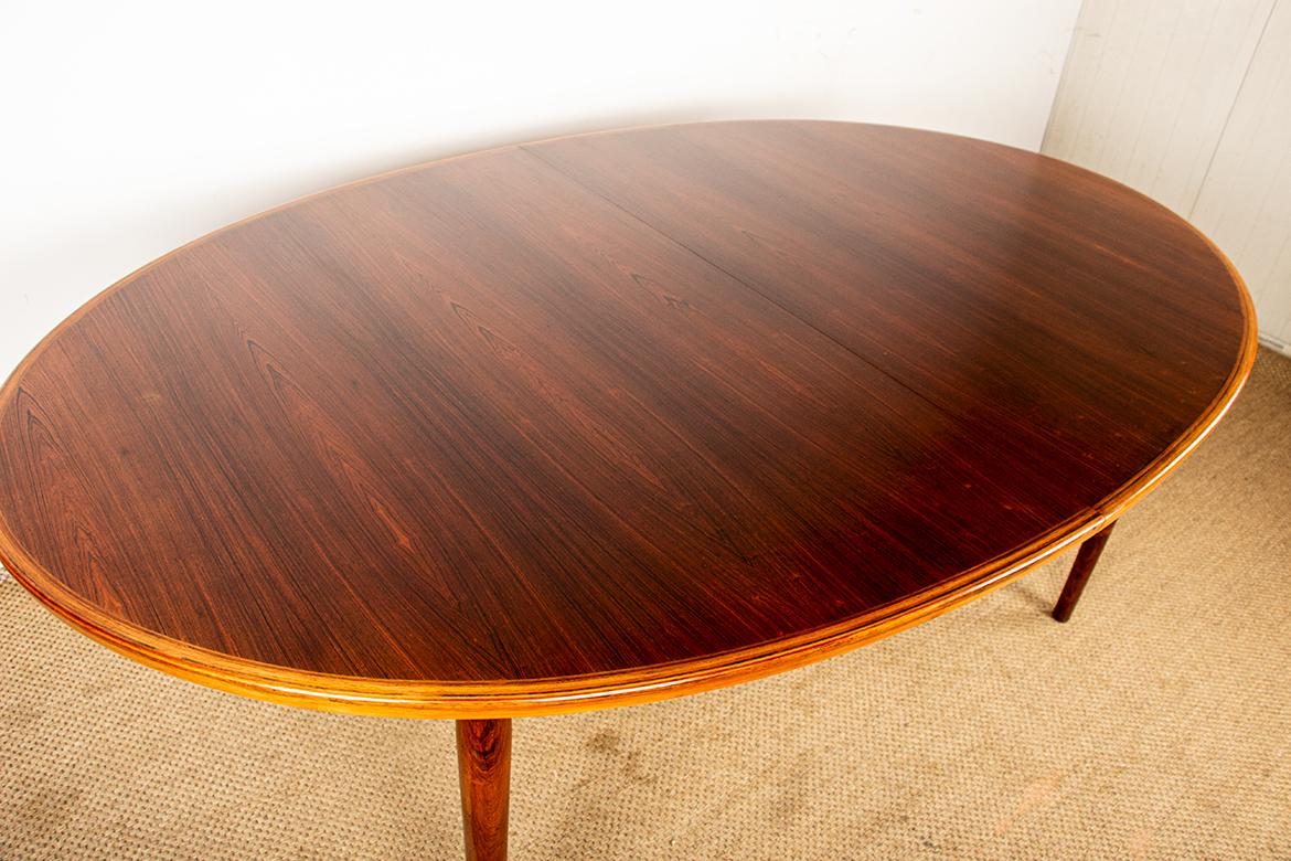 Rosewood Very large Danish extendable dining table in rosewood model 212 by Arne Vodder. For Sale