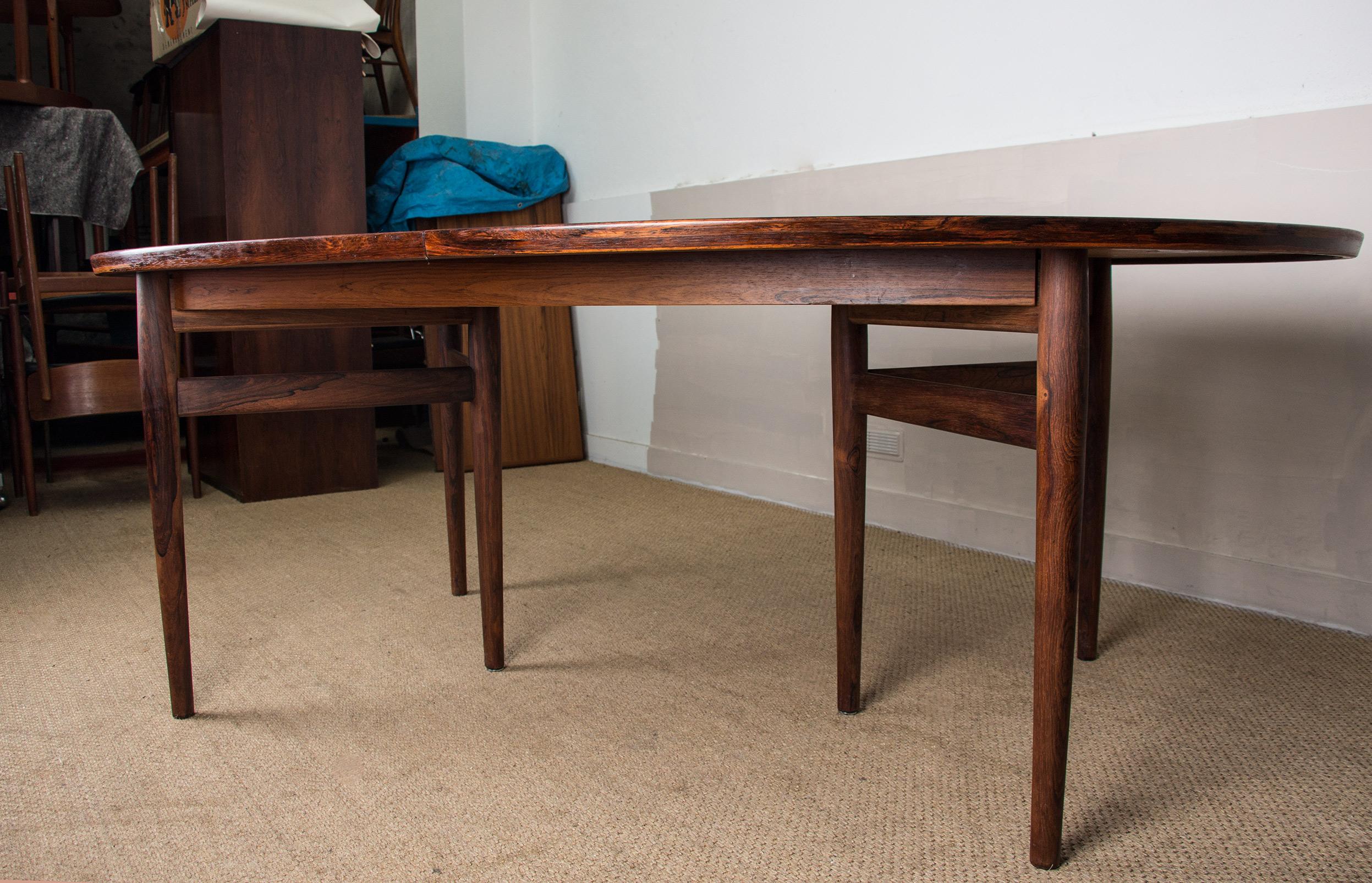 Très grande table de salle à manger danoise extensible en bois de rose modèle 212 d'Arne Vodder. 1