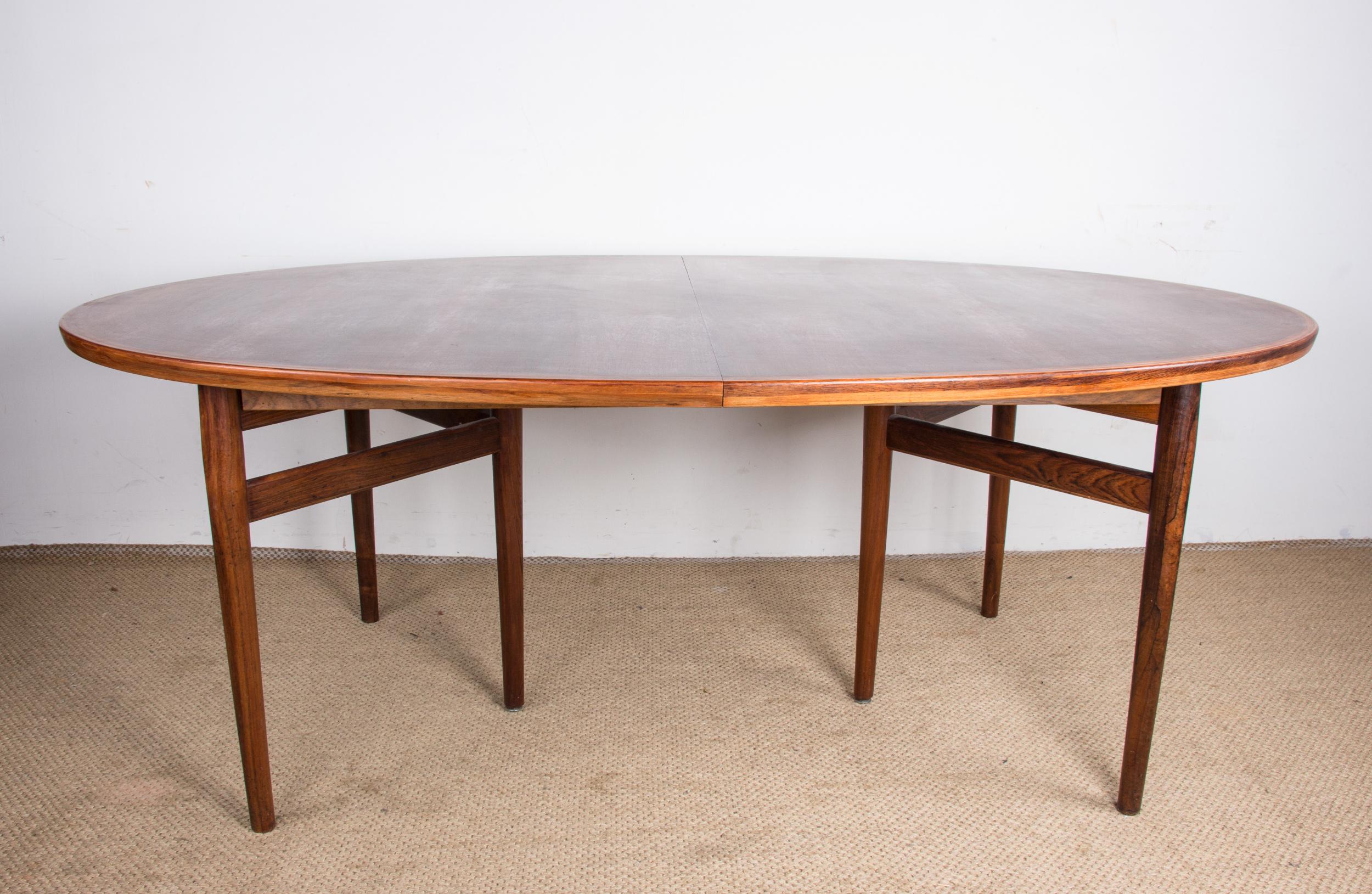 Milieu du XXe siècle Très grande table de salle à manger danoise extensible en bois de rose modèle 212 d'Arne Vodder. en vente