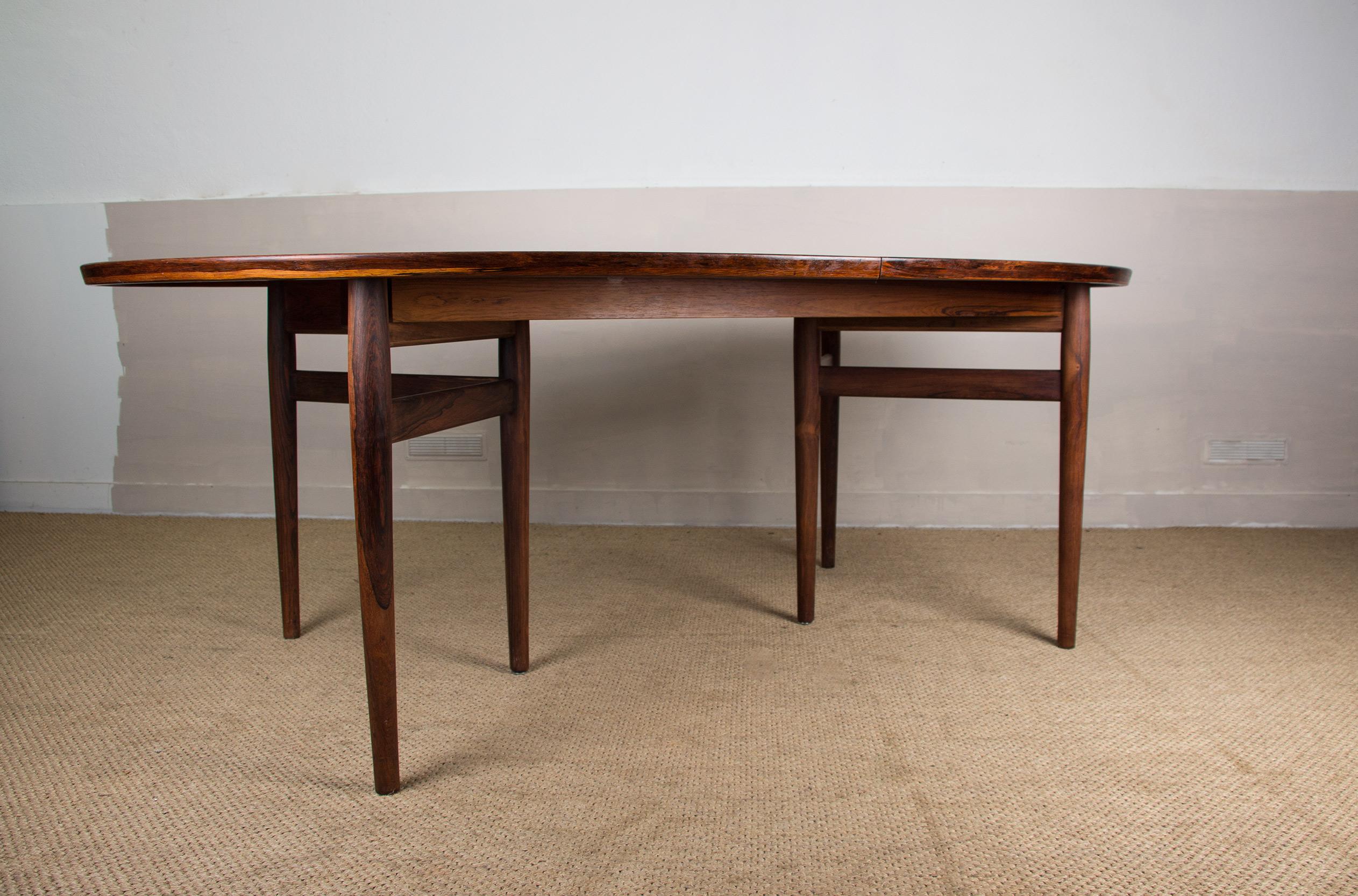 Très grande table de salle à manger danoise extensible en bois de rose modèle 212 d'Arne Vodder. 2