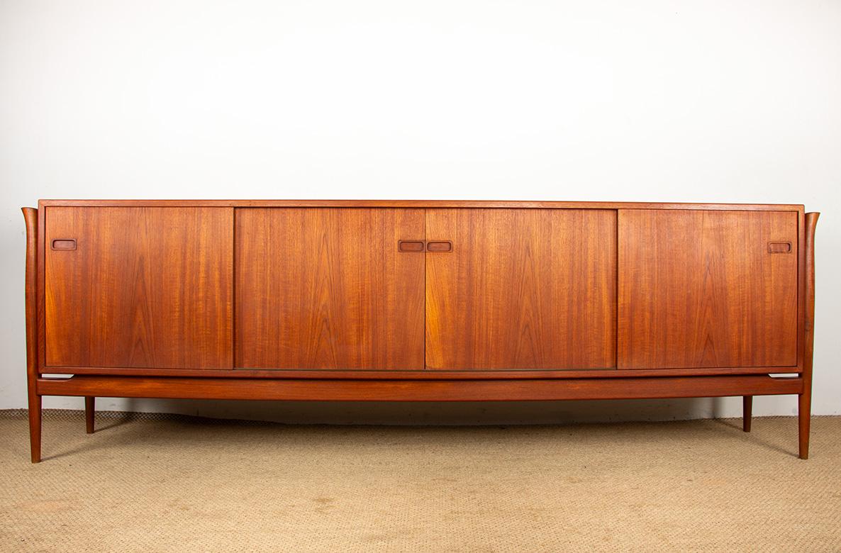 Hervorragendes großes skandinavisches Sideboard. Viel Stauraum: Vier Schiebetüren mit schönen eingelegten Griffen öffnen sich zu einer Innenschublade auf der linken Seite (mit einer doppelten Innenschublade für Besteck) und darunter zu einem