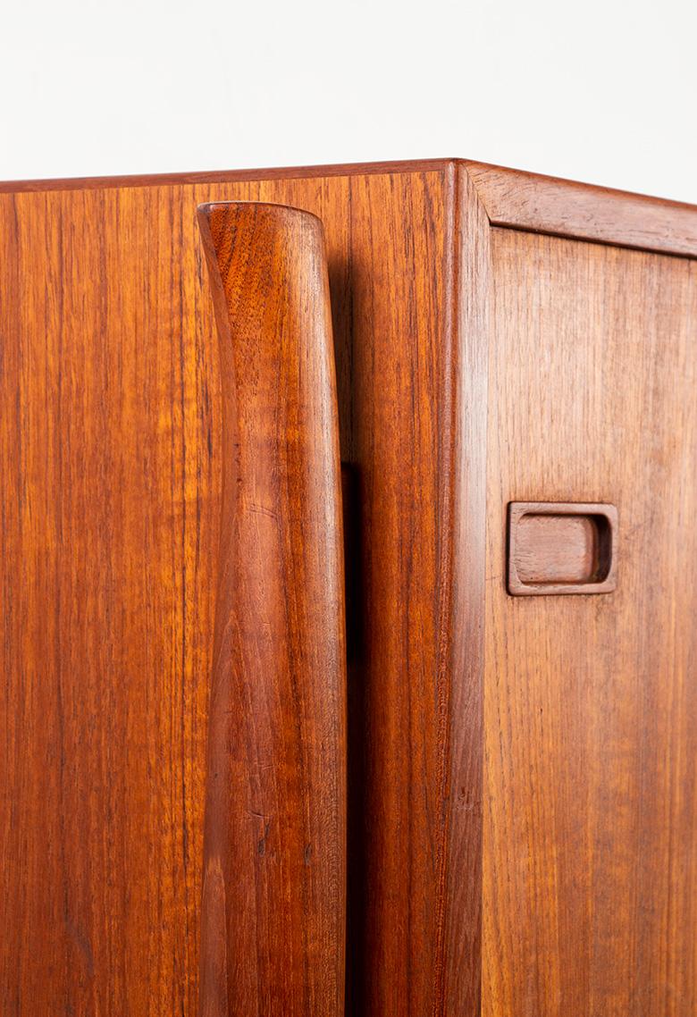 Sehr großes dänisches Sideboard 255 cm in Teak 1960. (Messing) im Angebot