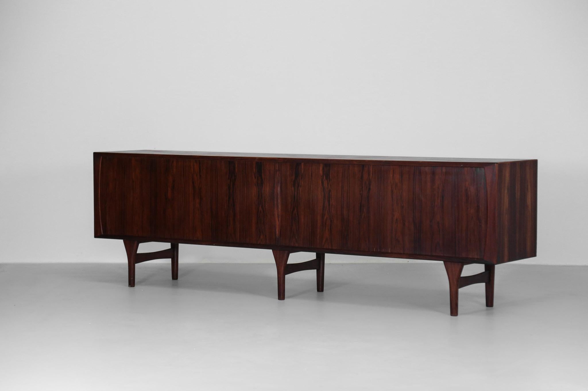 Very Large Danish Sideboard by Henning Kjaernulf in Rosewood, 1960s In Good Condition In Lyon, FR