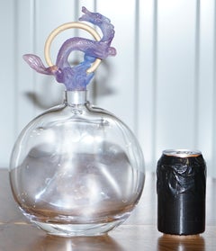 Très grand flacon de parfum en verre Daum France avec bouchon en forme de dragon chinois