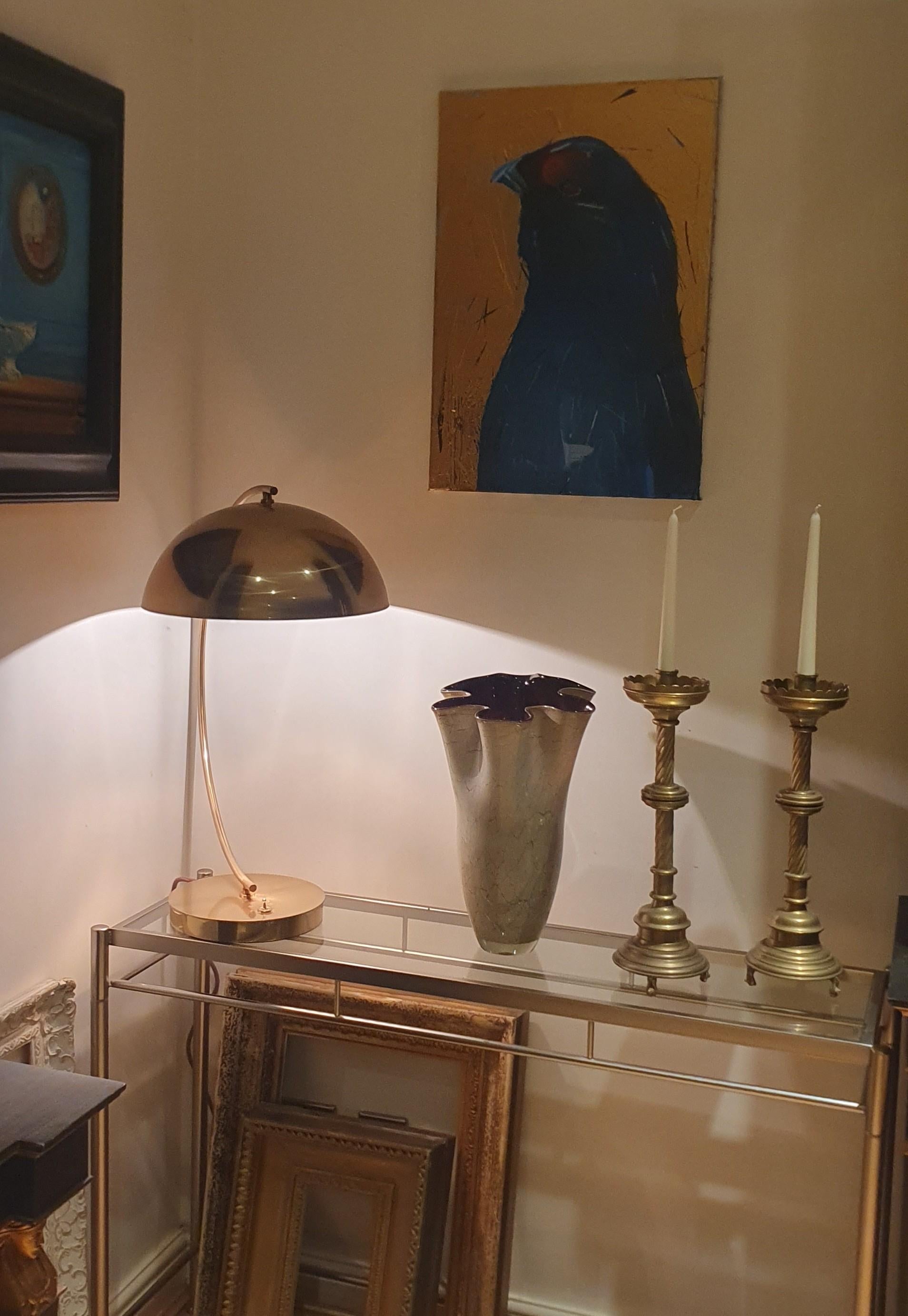 Entworfen und hergestellt von Andrew Kornat Designs ist diese atemberaubende Tisch-/Schreibtischlampe 100% handgefertigt aus Messing mit handgefertigten Komponenten von erfahrenen Handwerkern nach den höchsten Standards. 

Der riesige,
