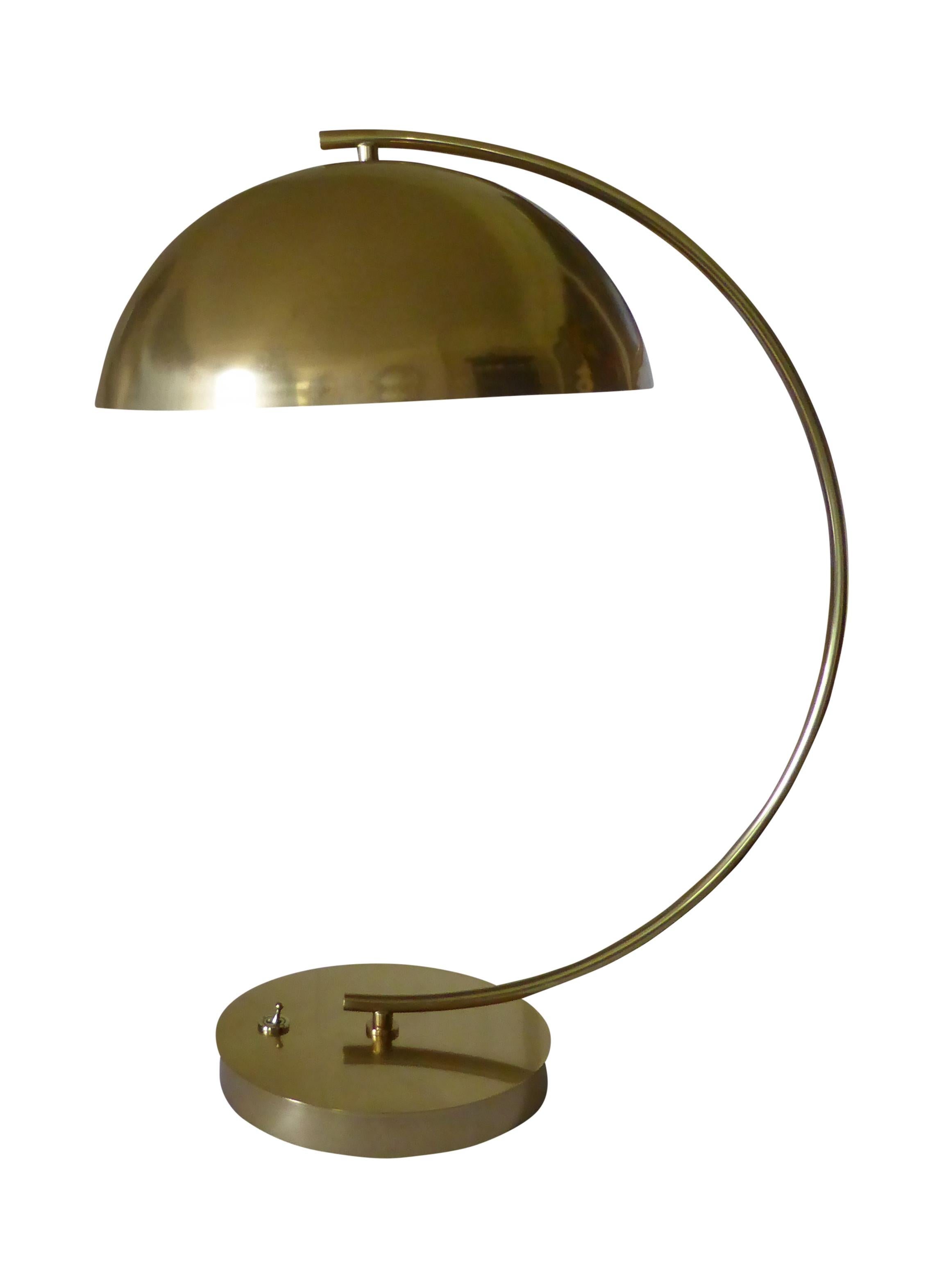 Sehr große Dome Top Schreibtischlampe im Deco-Stil aus poliertem Messing mit Dolly-Schalter (Art déco) im Angebot
