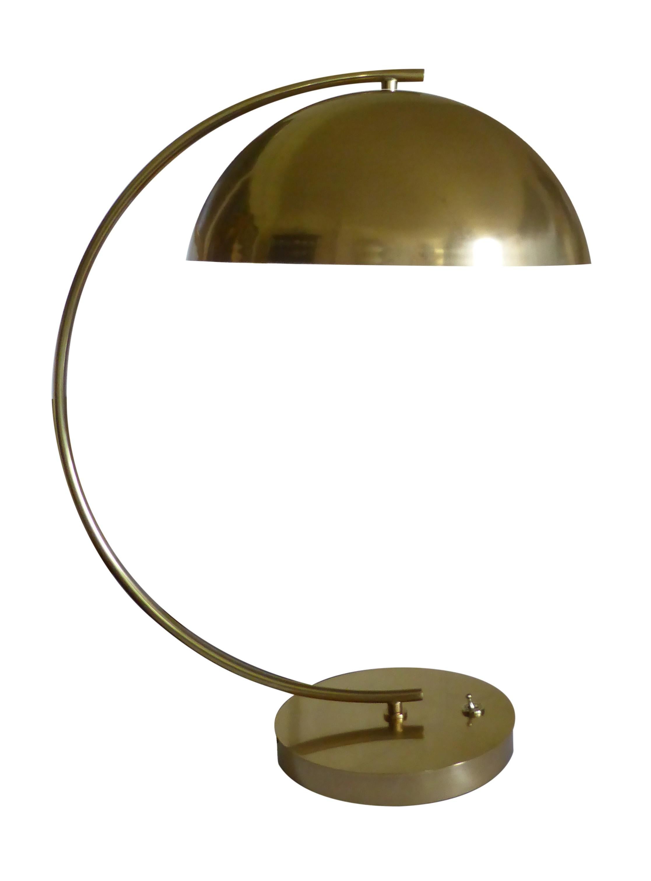 Sehr große Dome Top Schreibtischlampe im Deco-Stil aus poliertem Messing mit Dolly-Schalter (Gegossen) im Angebot