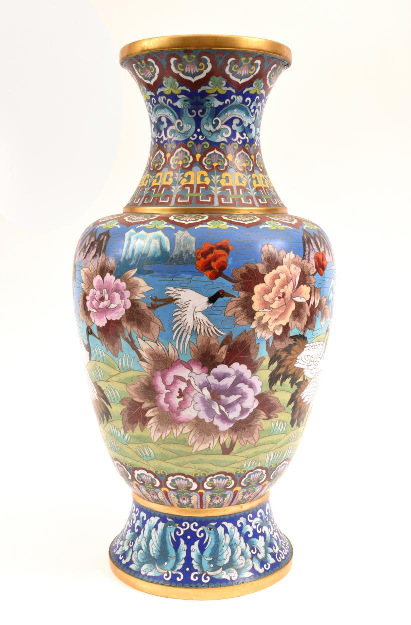 Große dekorative Cloisonné-Vase oder -Set mit Blütenblüten (Mitte des 20. Jahrhunderts)