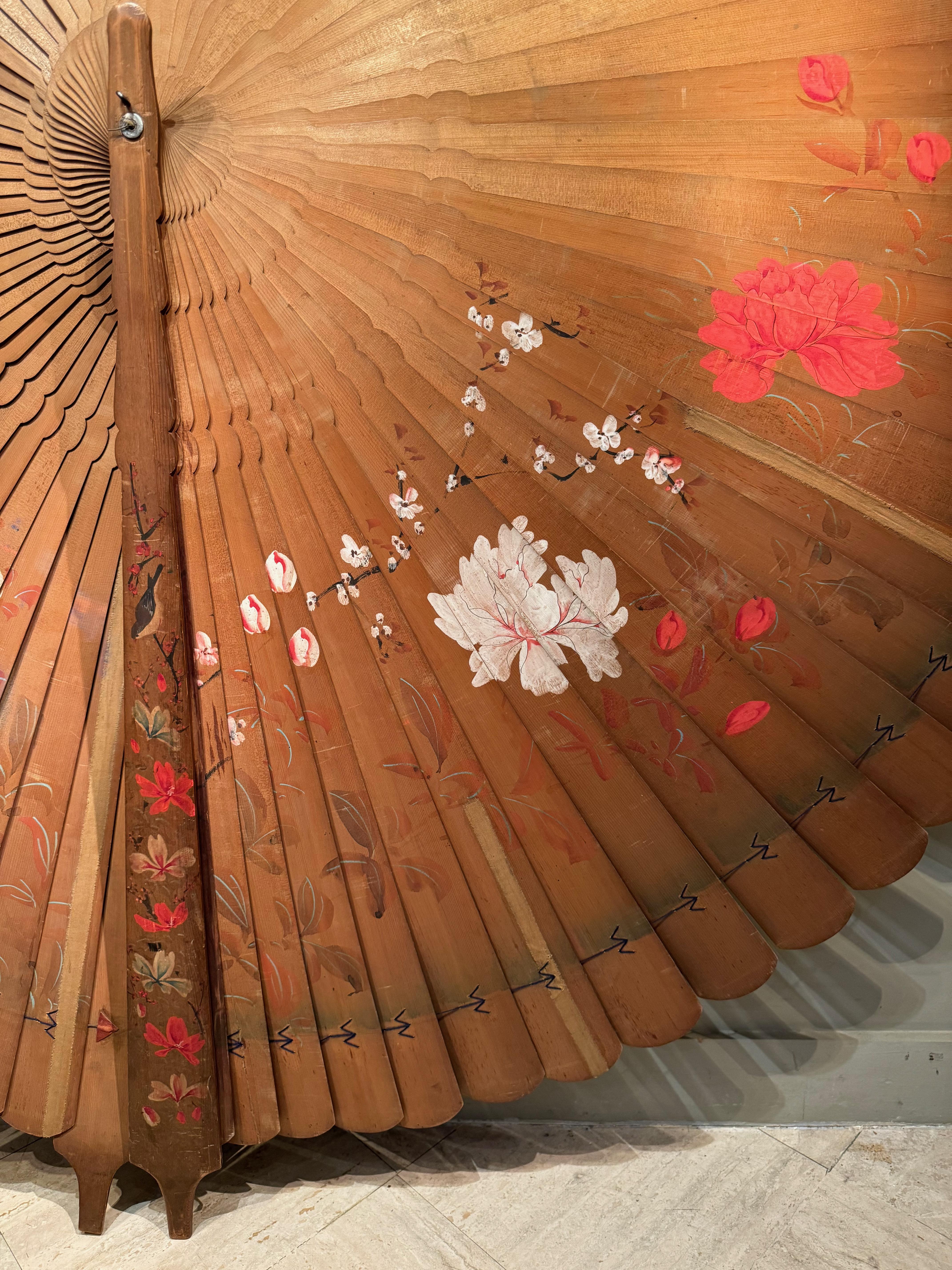 Très grand éventail décoratif en bois peint, Japon, vers 1920 2