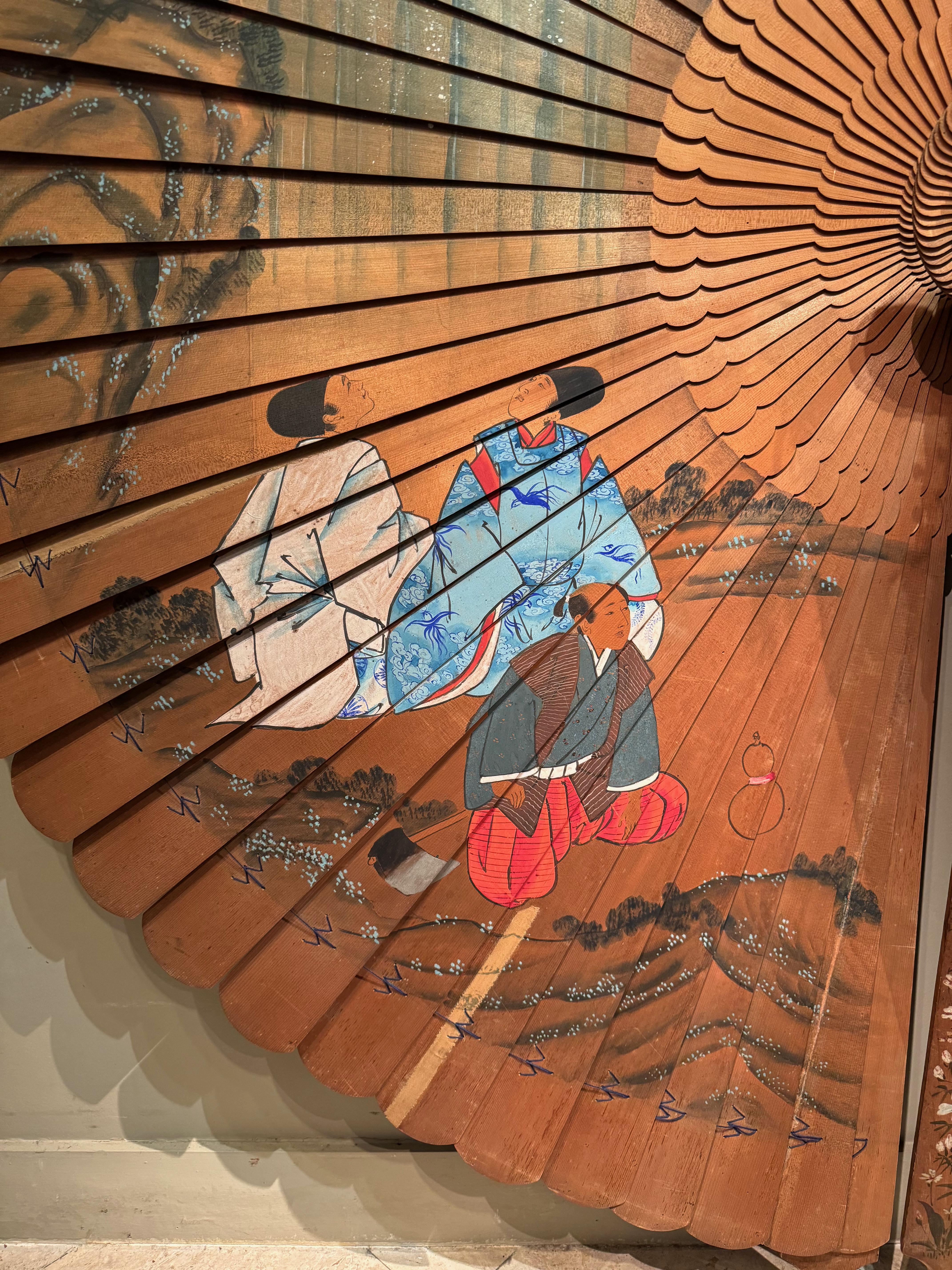 Japonisme Très grand éventail décoratif en bois peint, Japon, vers 1920