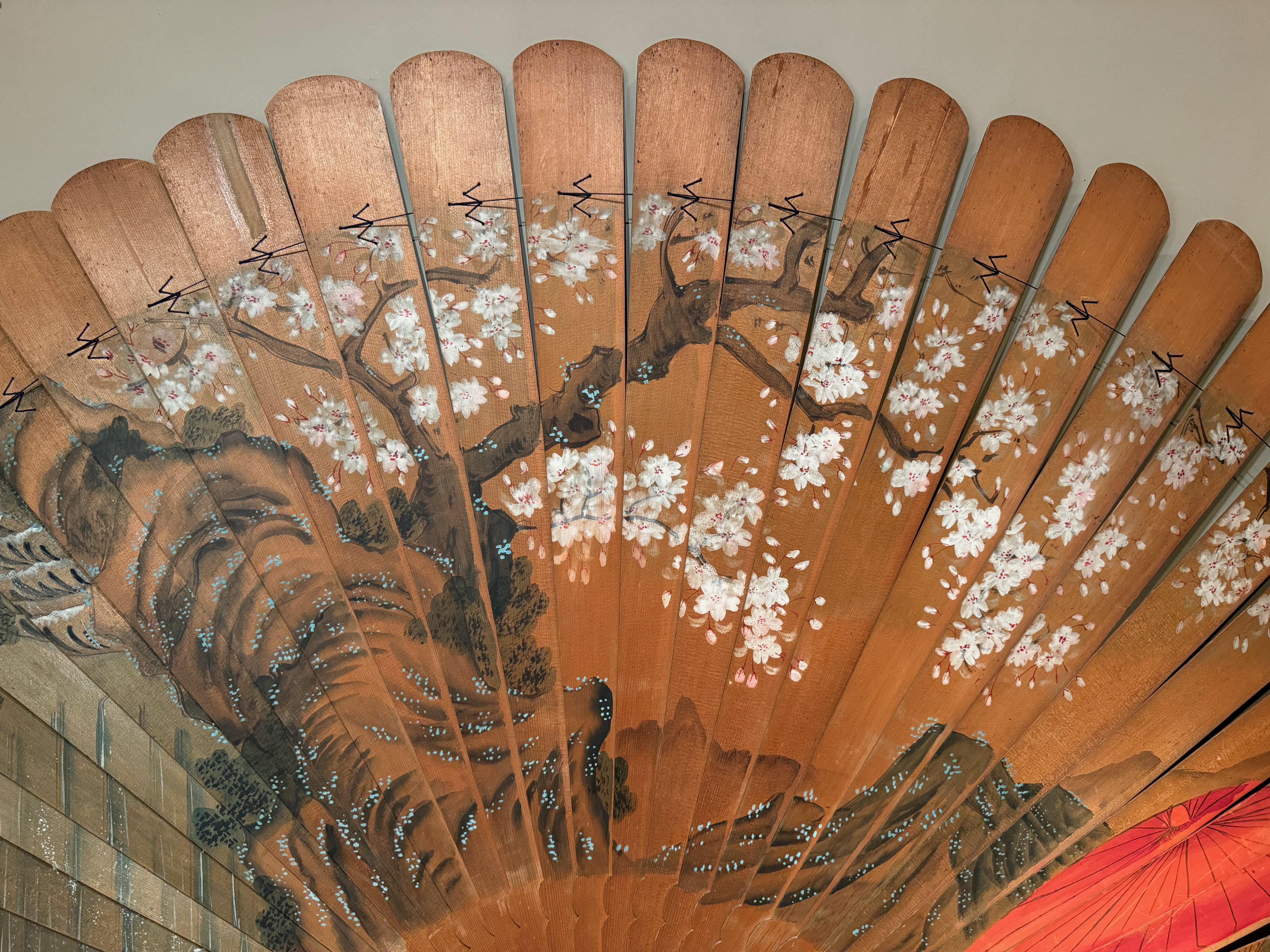 20ième siècle Très grand éventail décoratif en bois peint, Japon, vers 1920