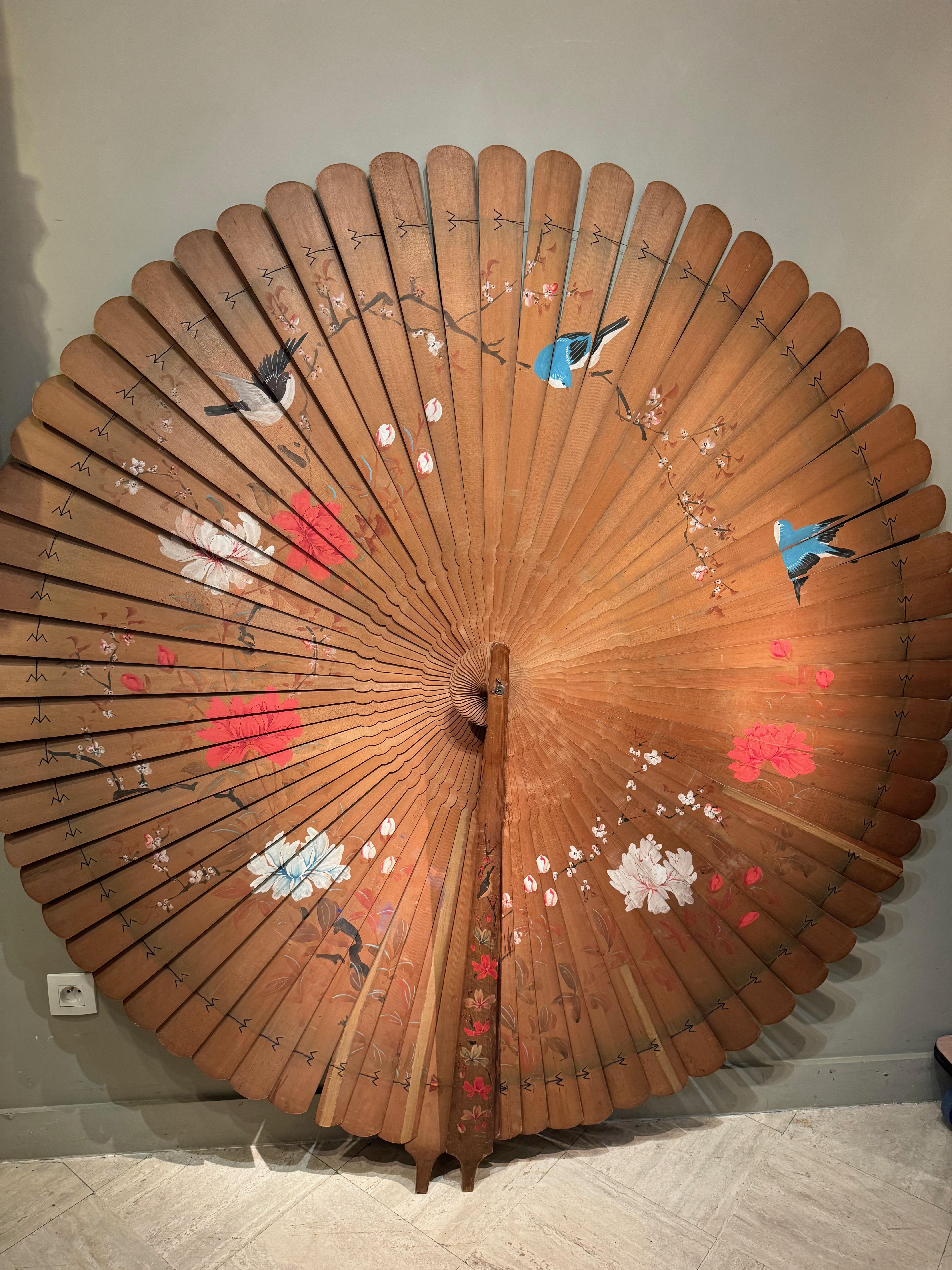 Très grand éventail décoratif en bois peint, Japon, vers 1920 1
