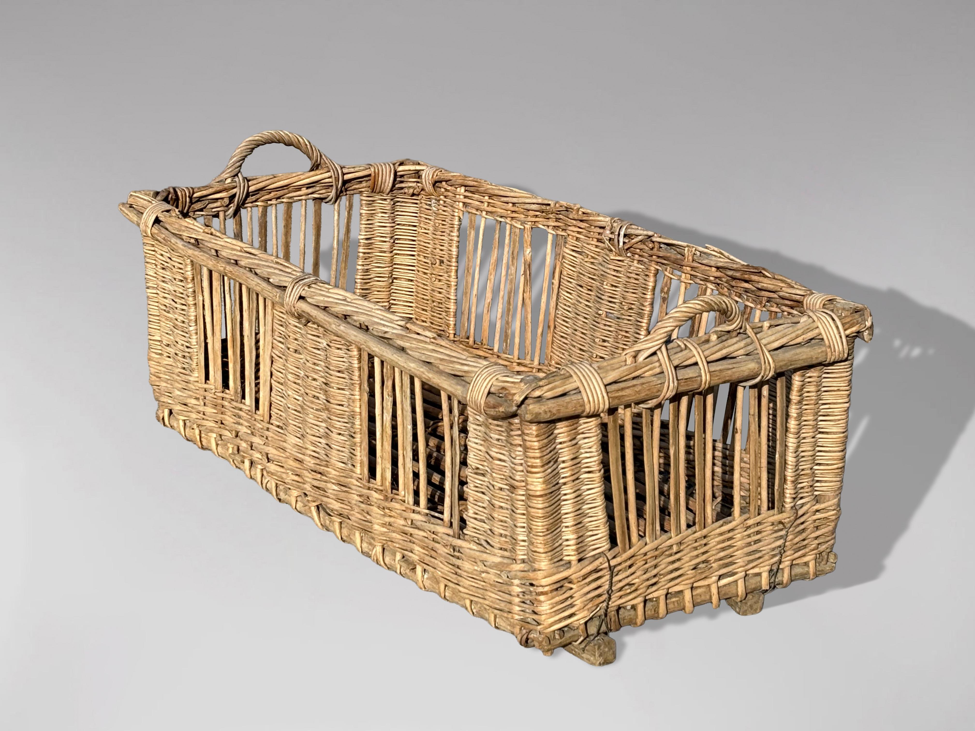 Cesto di vimini francese sovradimensionato dei primi del Novecento

Ti presentiamo questo meraviglioso cesto di vimini francese di inizio Novecento, di grandi dimensioni e dotato di due manici per un facile trasporto. Realizzato probabilmente in