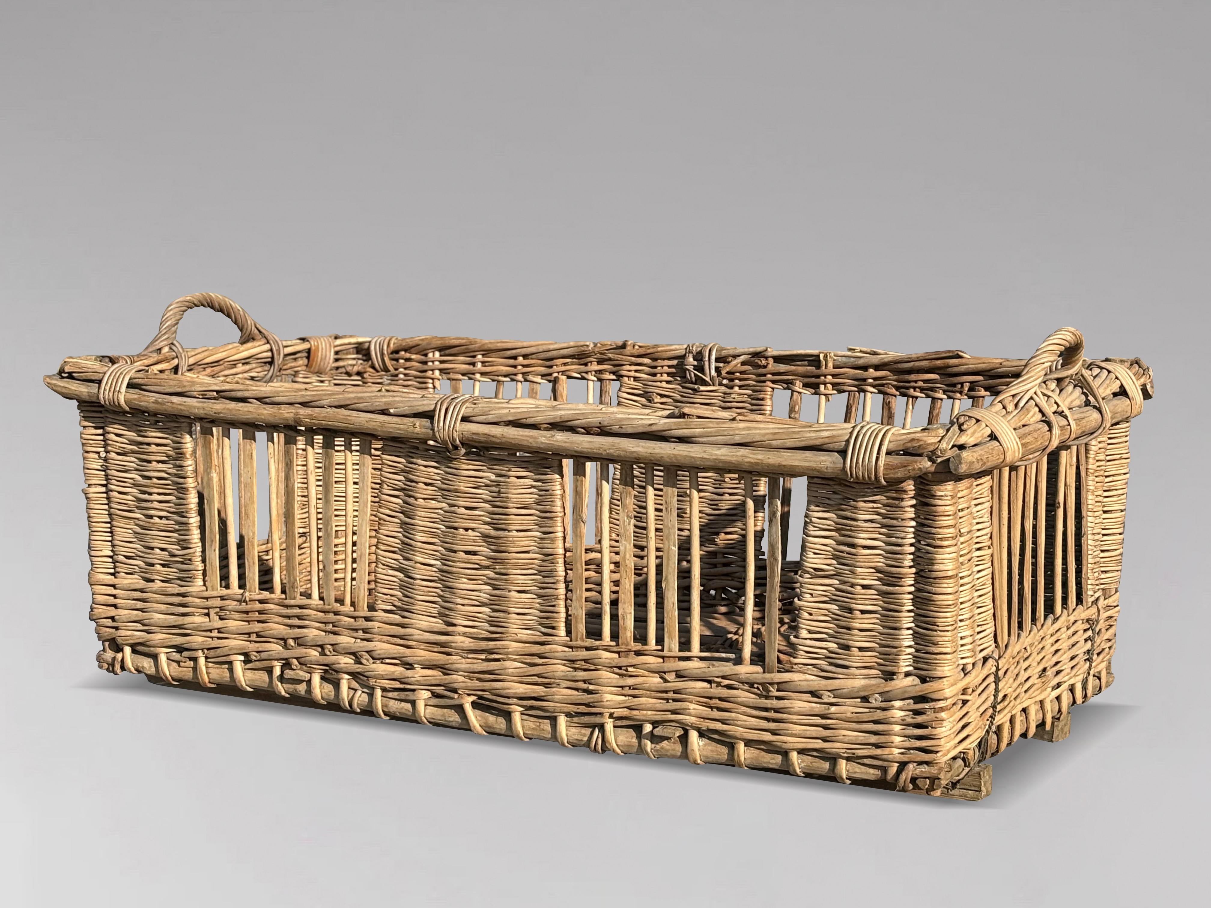 Stile provenzale Cesto di vimini francese molto grande dei primi del Novecento in vendita