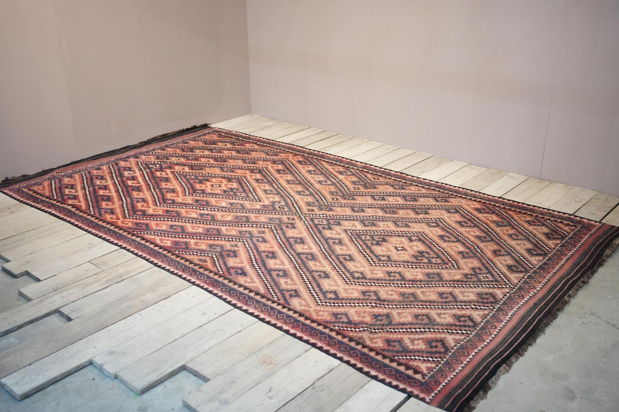 Very large Early 20th century Maimana Kilim rug In Good Condition For Sale In Malton, GB