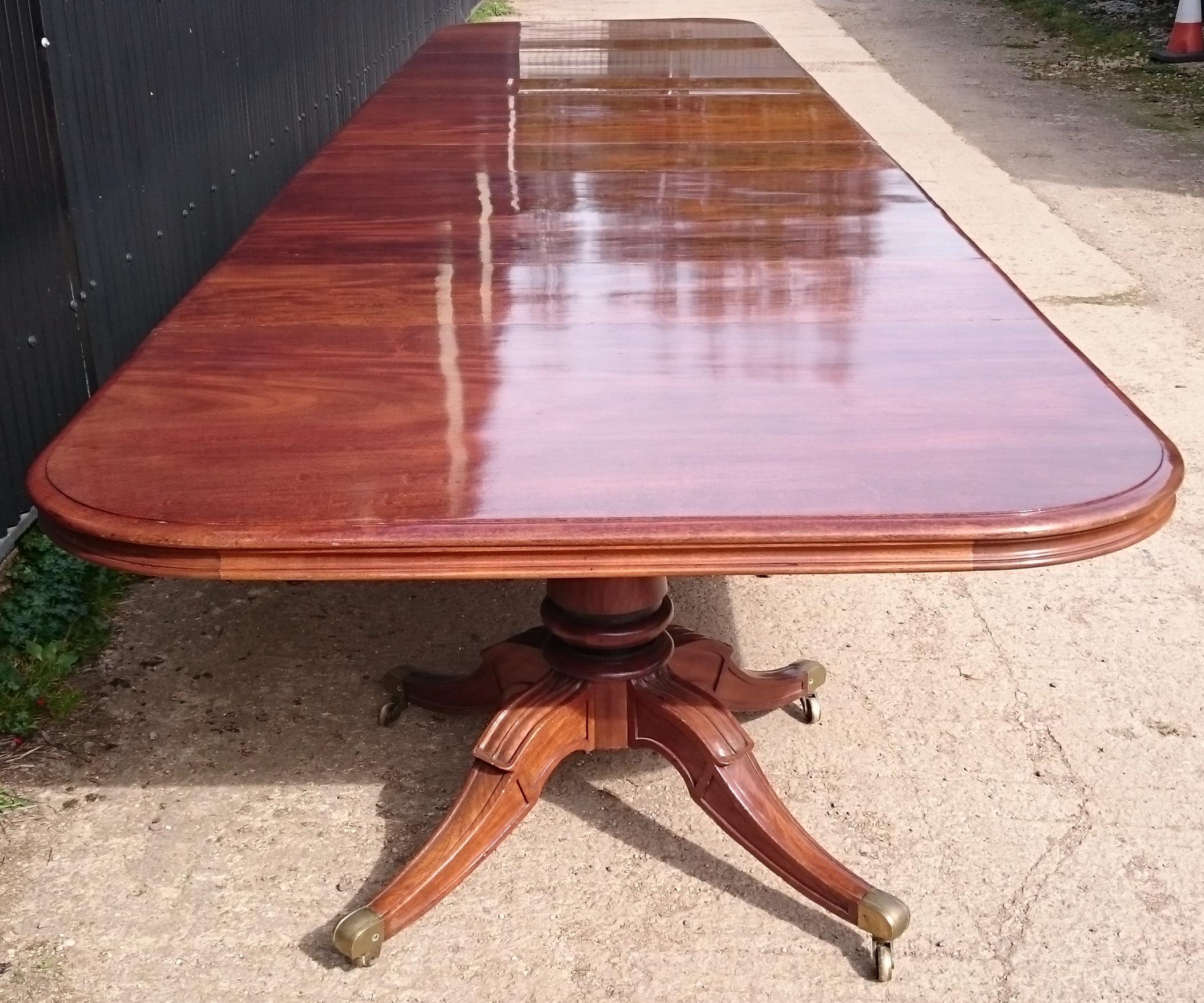Very Large Early Nineteenth Century Five Pedestal Irish Antique Dining Table In Good Condition For Sale In Gloucestershire, GB