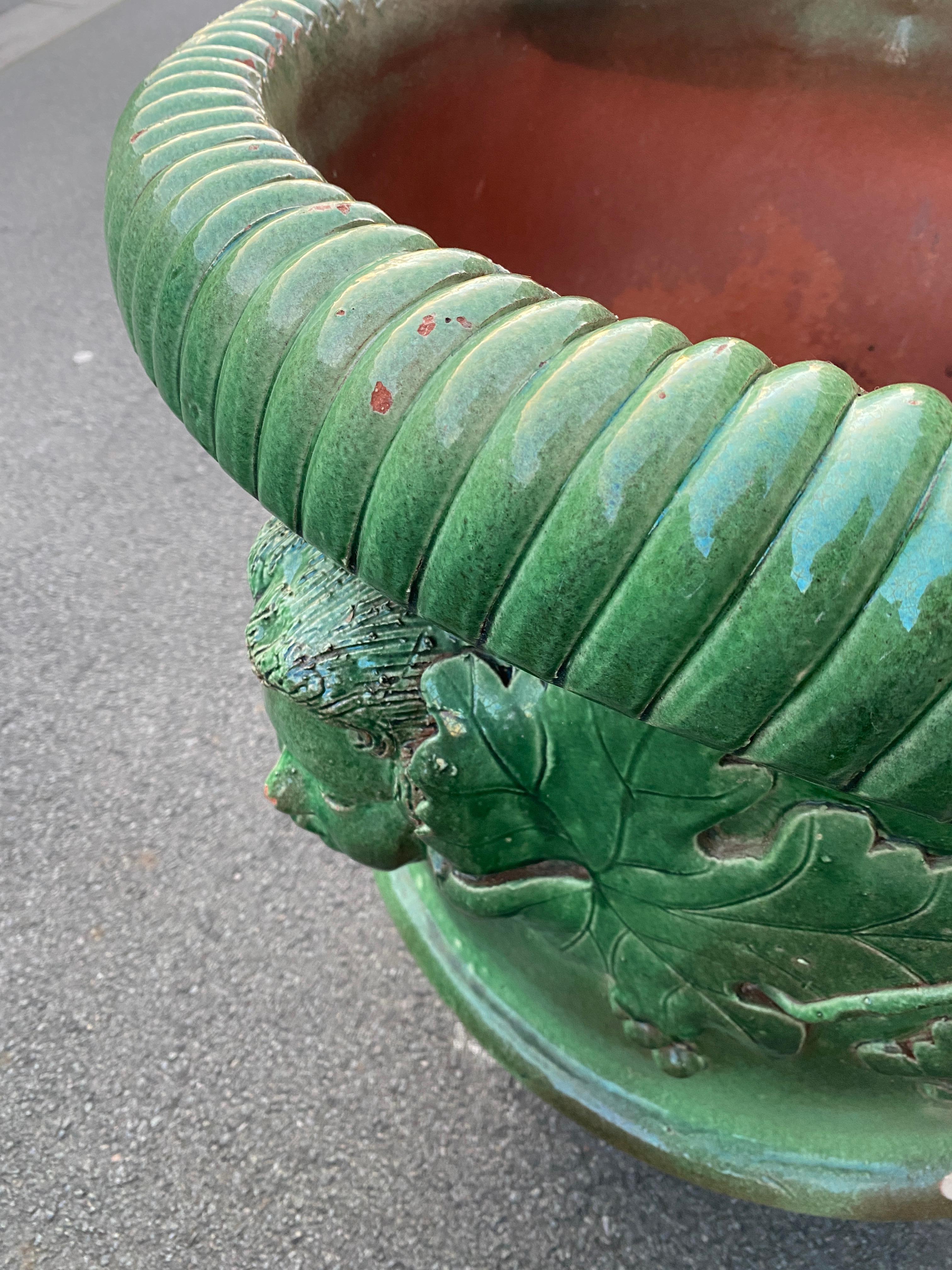 Très grande jardinière en terre cuite émaillée décorée de visages et de feuilles de vigne en vente 3