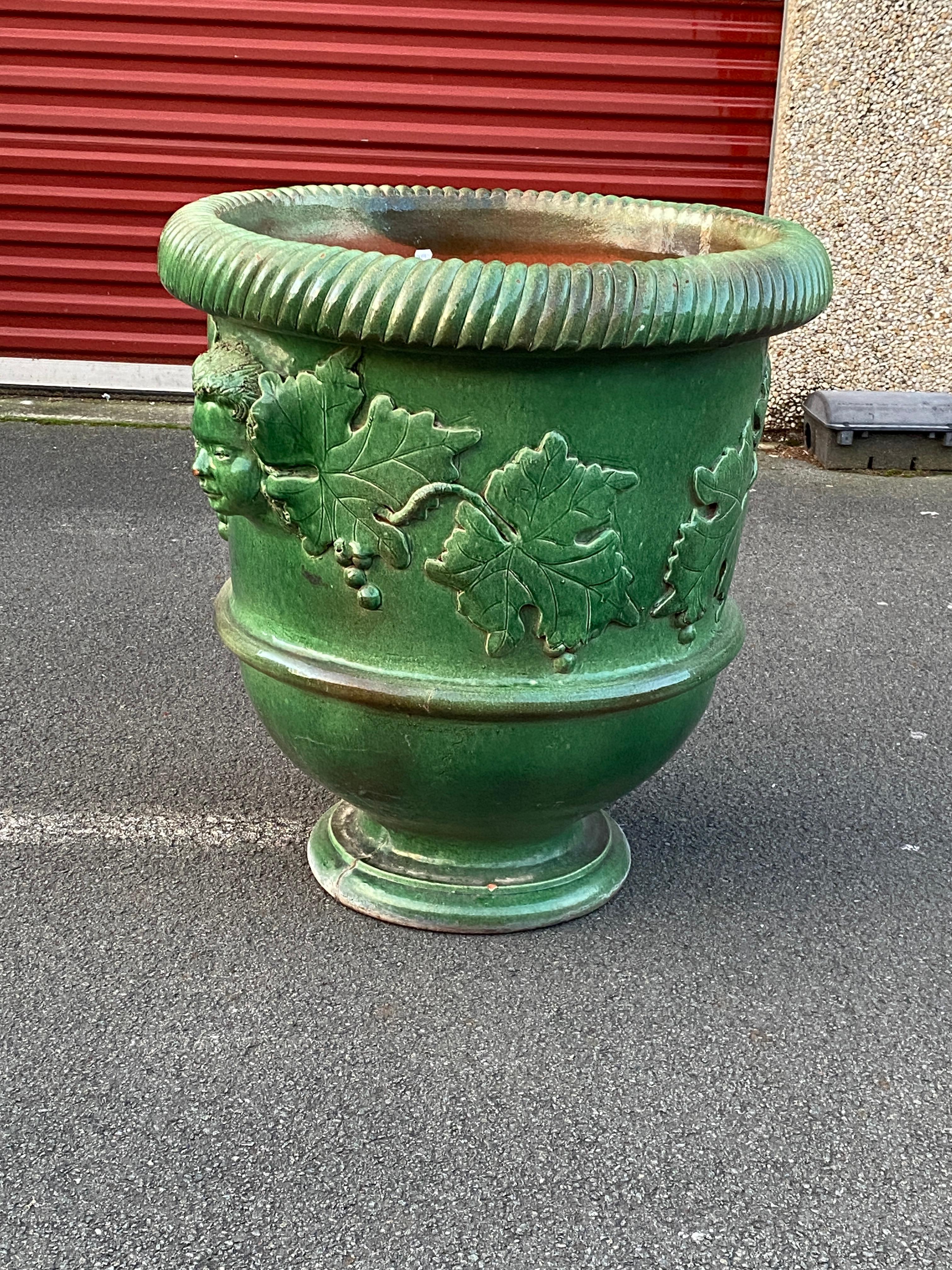 Très grande jardinière en terre cuite émaillée décorée de visages et de feuilles de vigne en vente 4