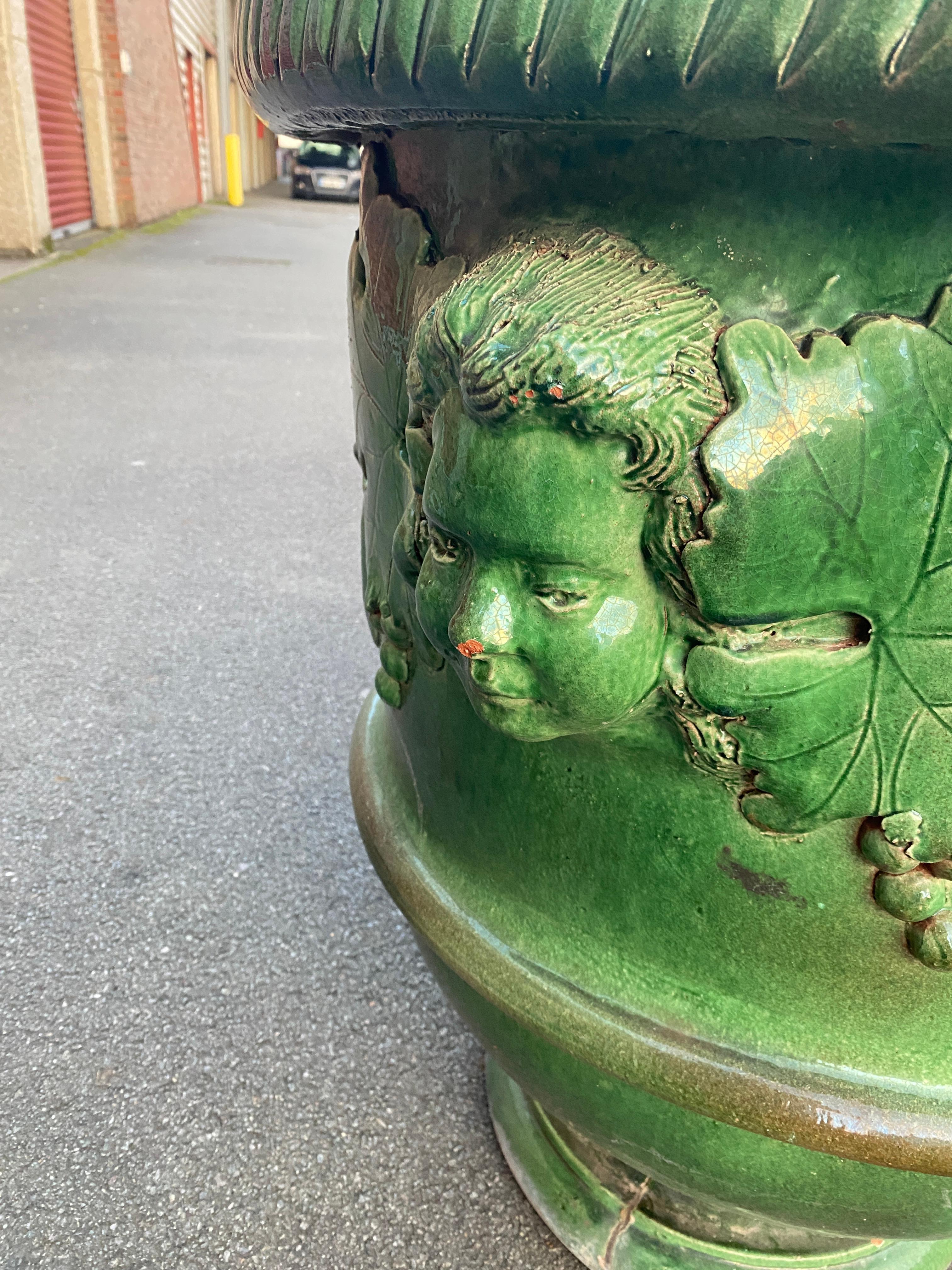 Très grande jardinière en terre cuite émaillée décorée de visages et de feuilles de vigne en vente 5