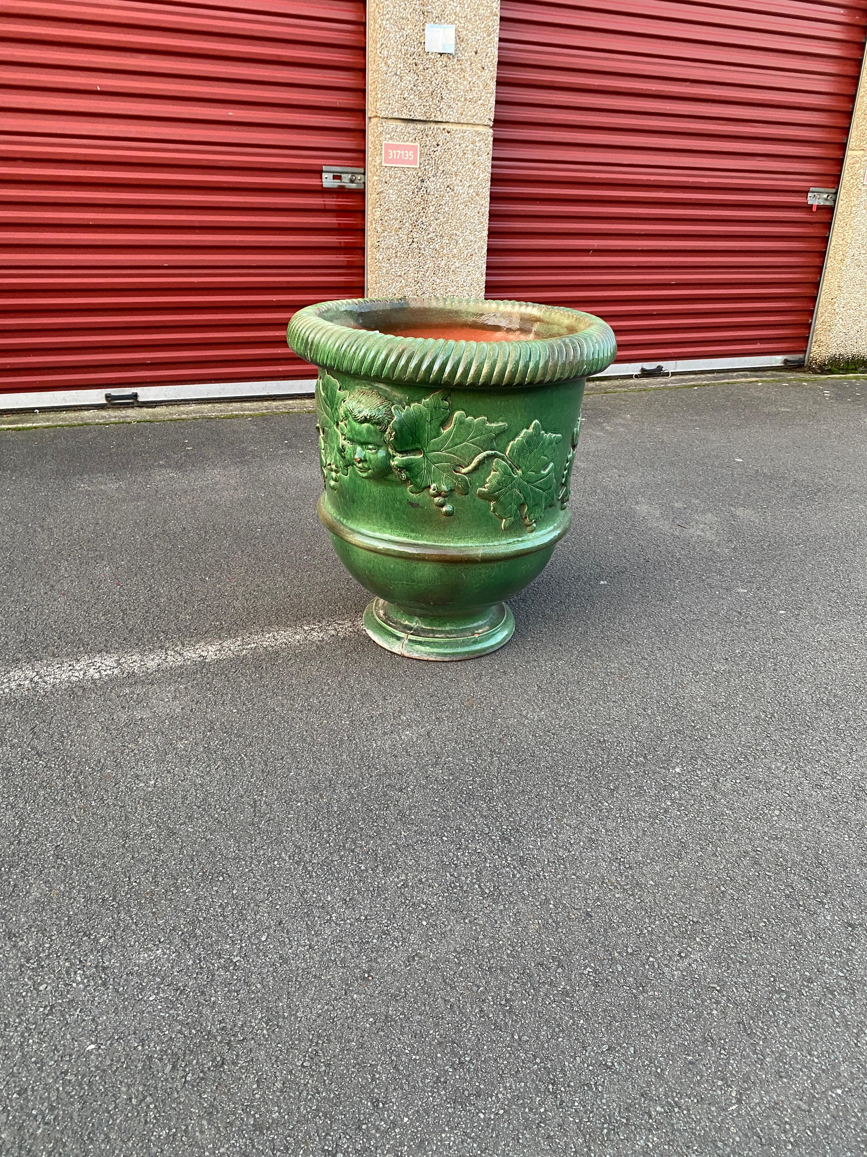 Très grande jardinière en terre cuite émaillée décorée de visages et de feuilles de vigne en vente 9