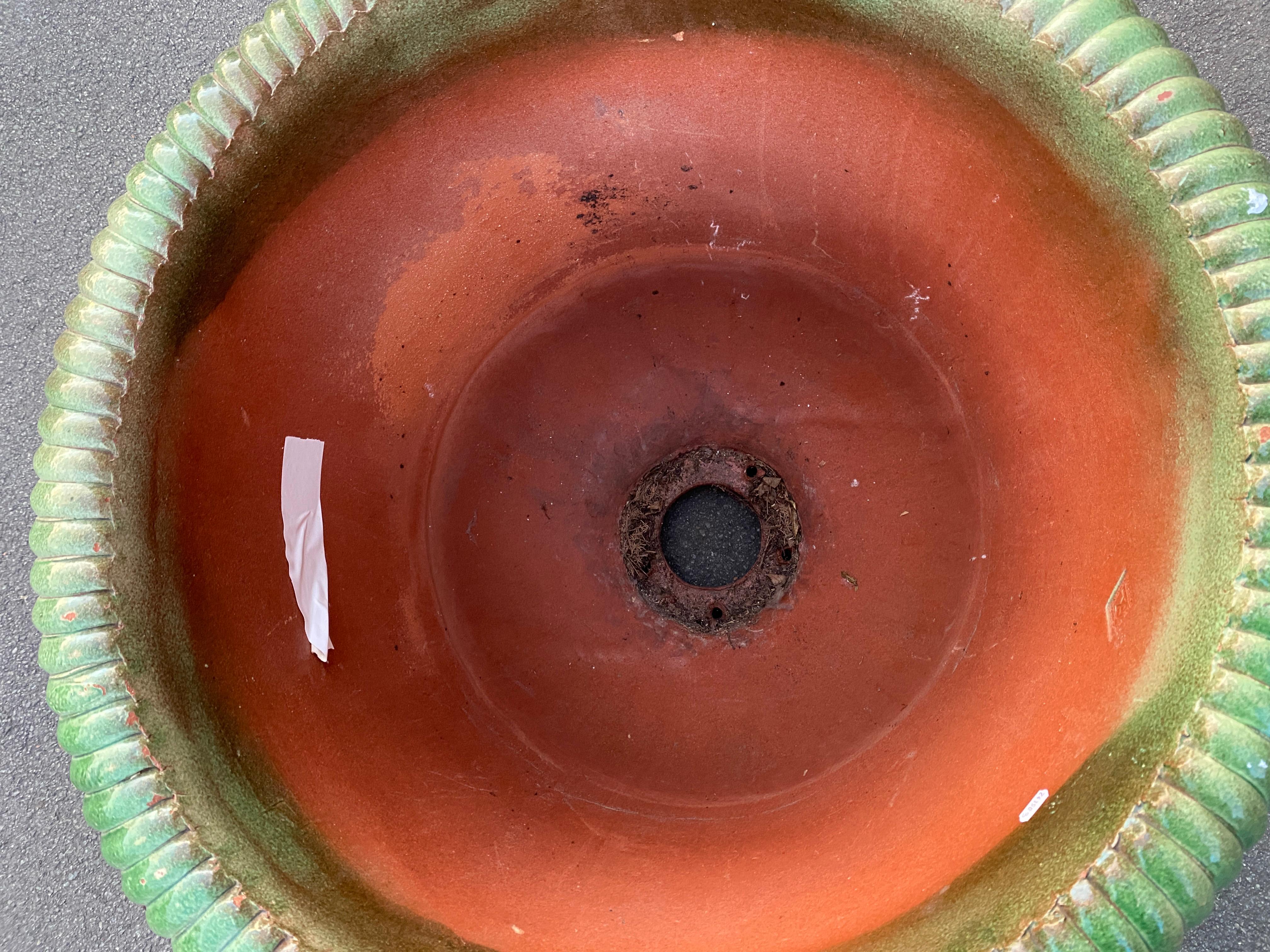 Très grande jardinière en terre cuite émaillée décorée de visages et de feuilles de vigne en vente 6