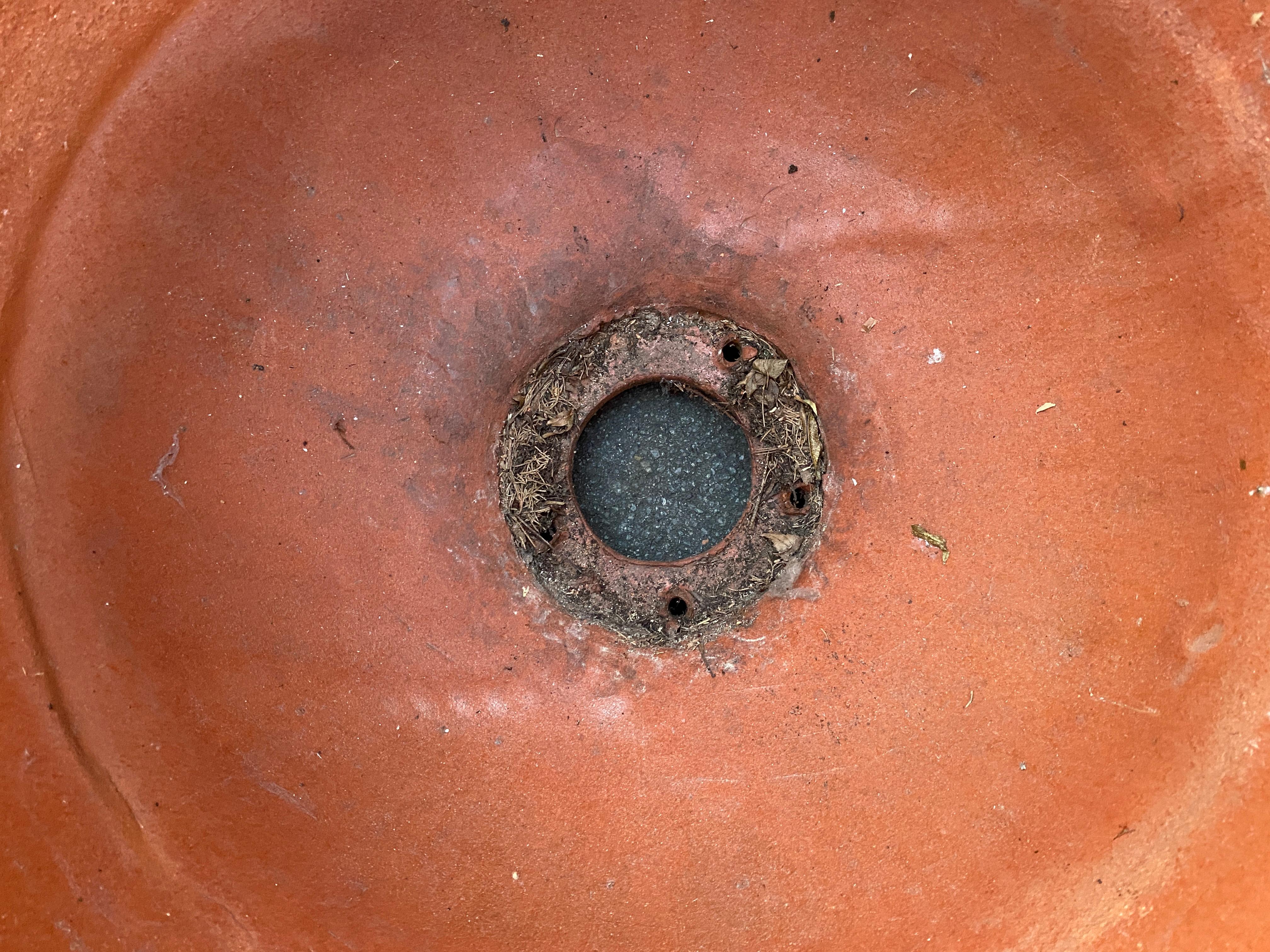 Très grande jardinière en terre cuite émaillée décorée de visages et de feuilles de vigne en vente 8
