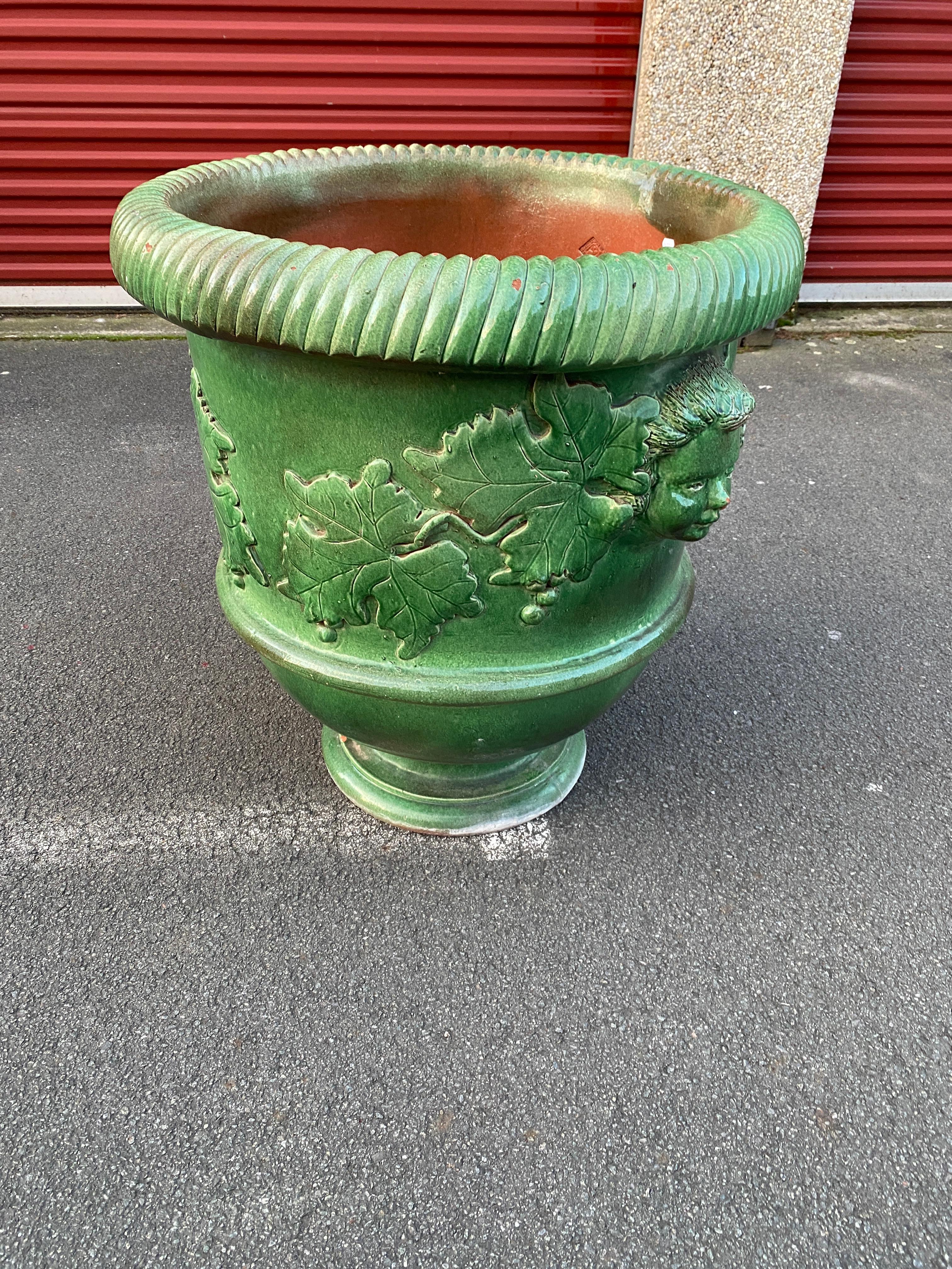 Très grande jardinière en terre cuite émaillée décorée de visages et de feuilles de vigne Bon état - En vente à Mouscron, WHT