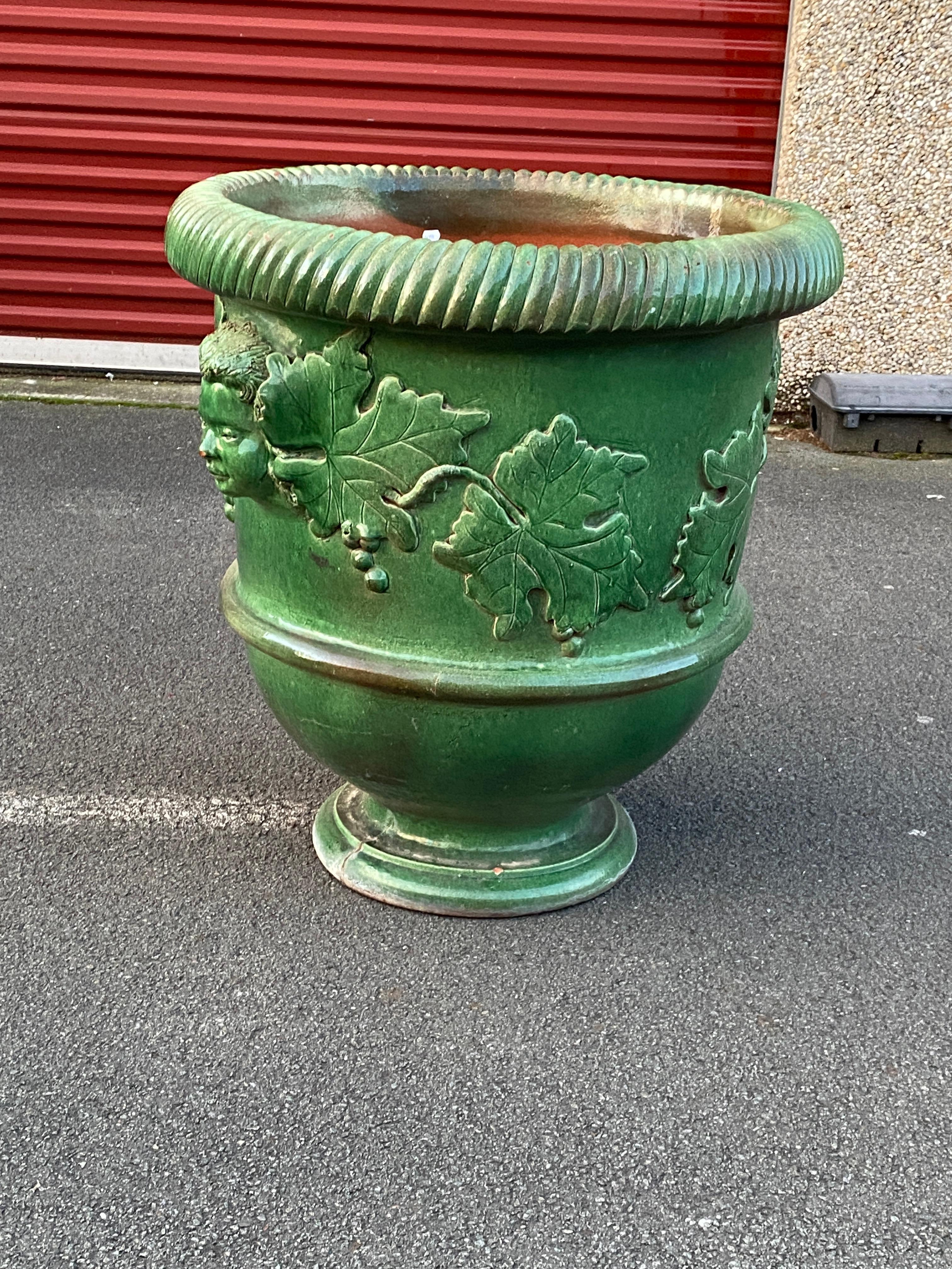 Terre cuite Très grande jardinière en terre cuite émaillée décorée de visages et de feuilles de vigne en vente