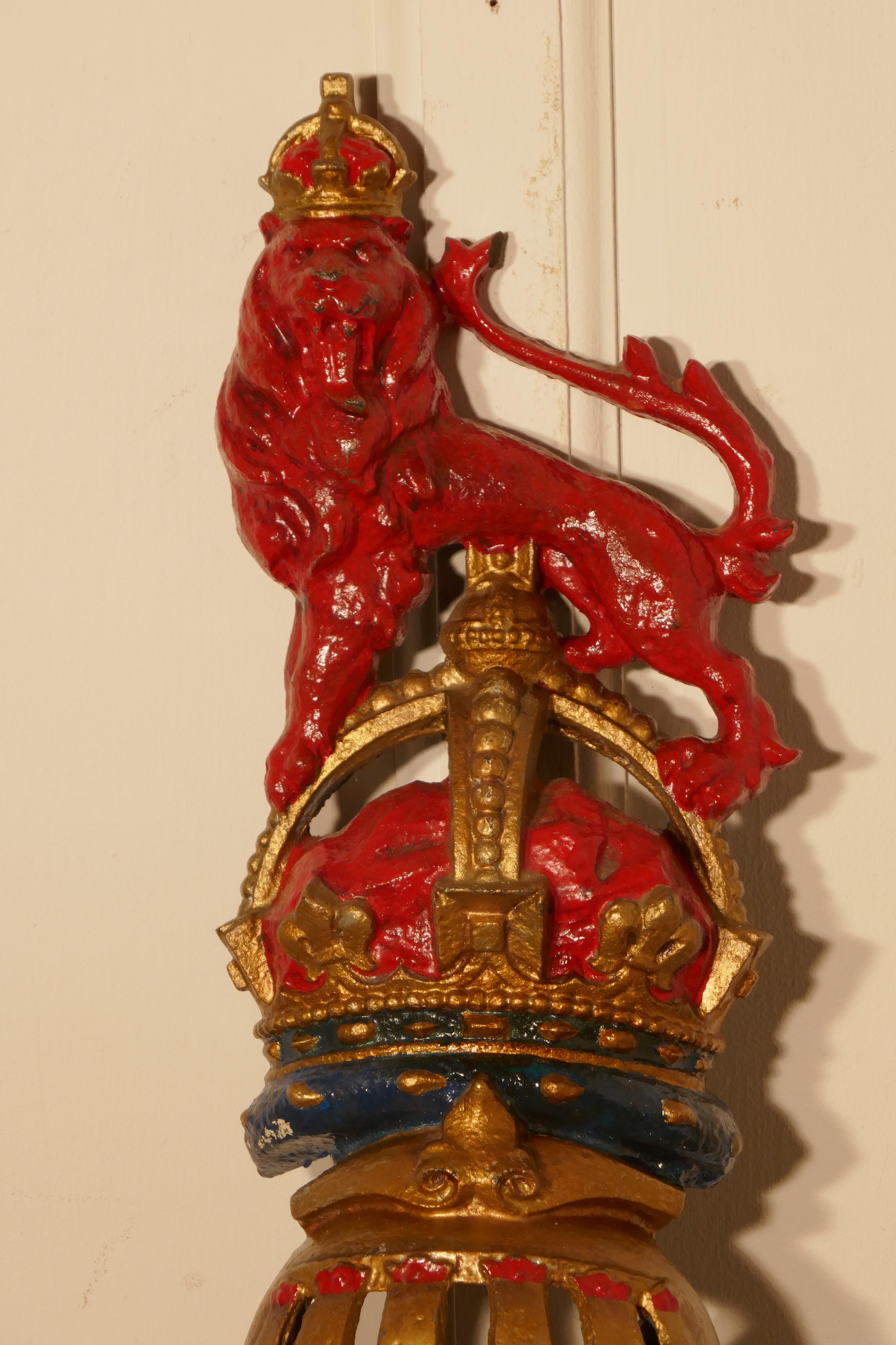 Very Large English Cast Iron Royal Coat of Arms Shield In Good Condition In Godshill, Isle of Wight