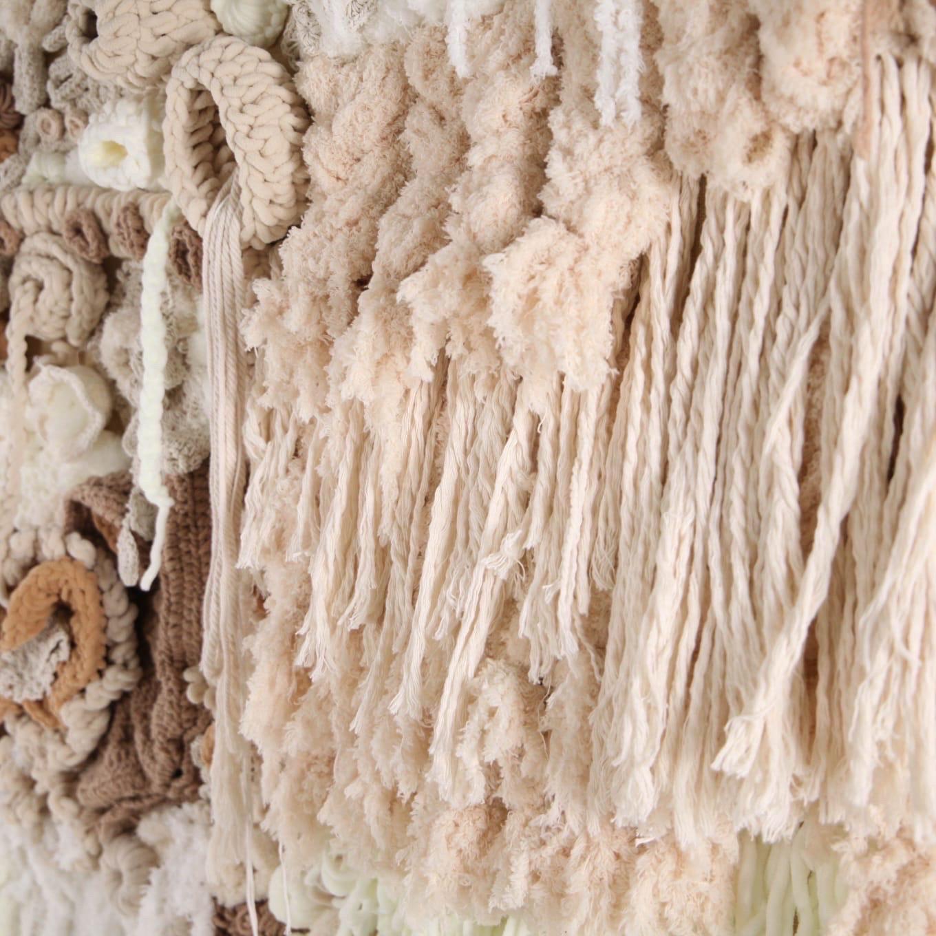 Exceptionnelle très grande tapisserie sign�ée KP au dos mélangeant différentes fibres textiles.
Pièce très décorative montrant de nombreuses techniques de broderies et de reliefs. 
Probablement espagnole, cette énorme pièce est rare et en très bon