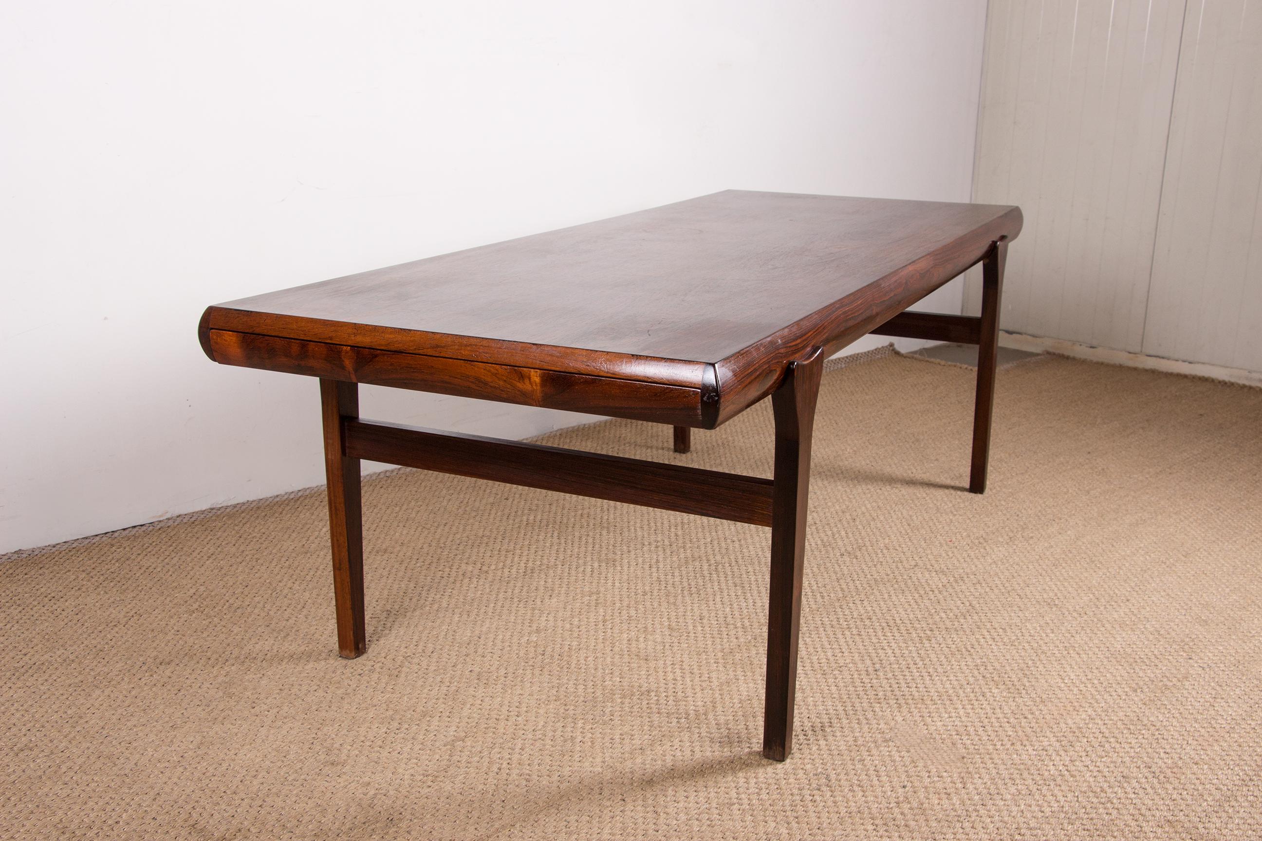 Very large extendable Danish coffee table in Rosewood by Johannes Andersen 1960. 2