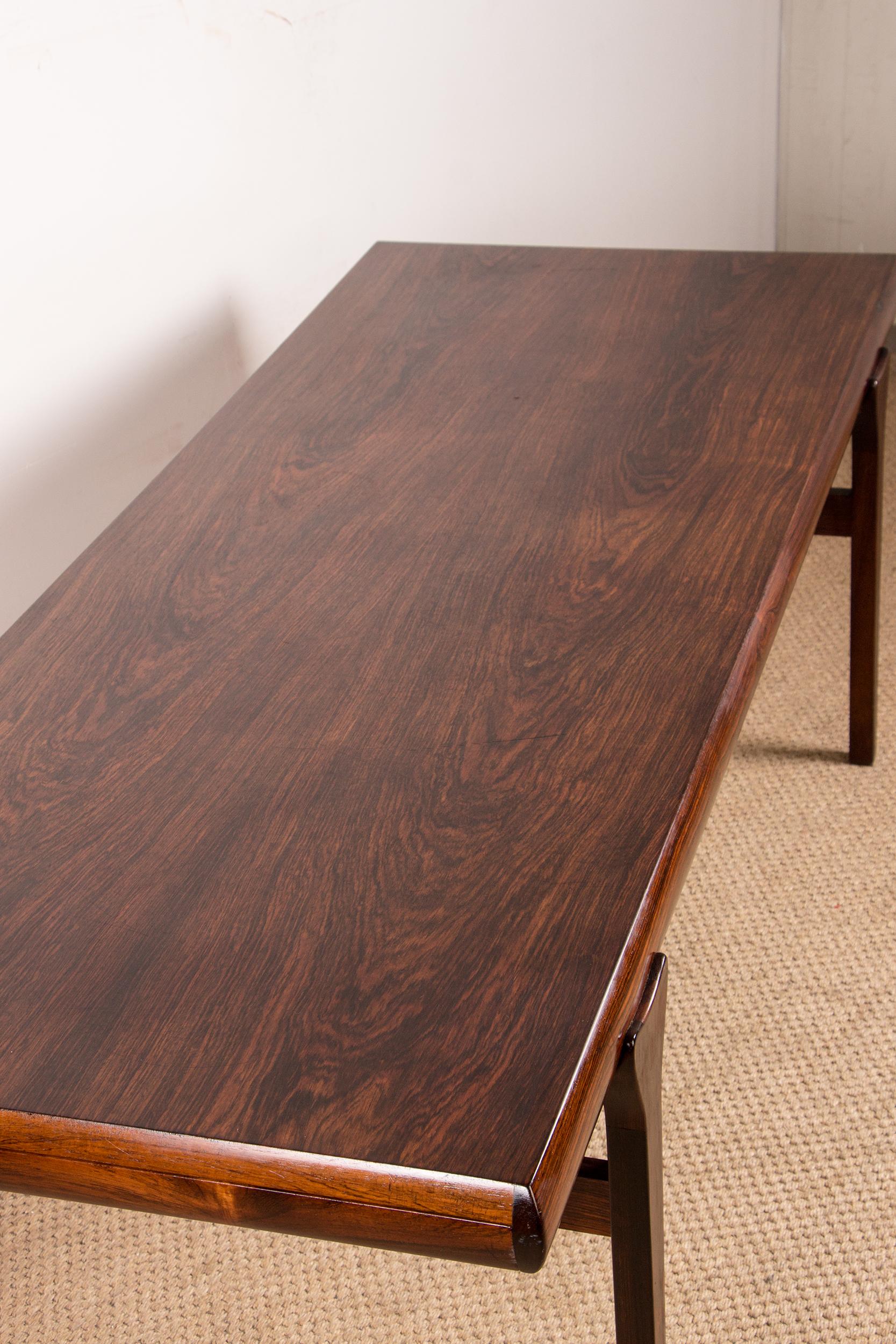 Very large extendable Danish coffee table in Rosewood by Johannes Andersen 1960. 3