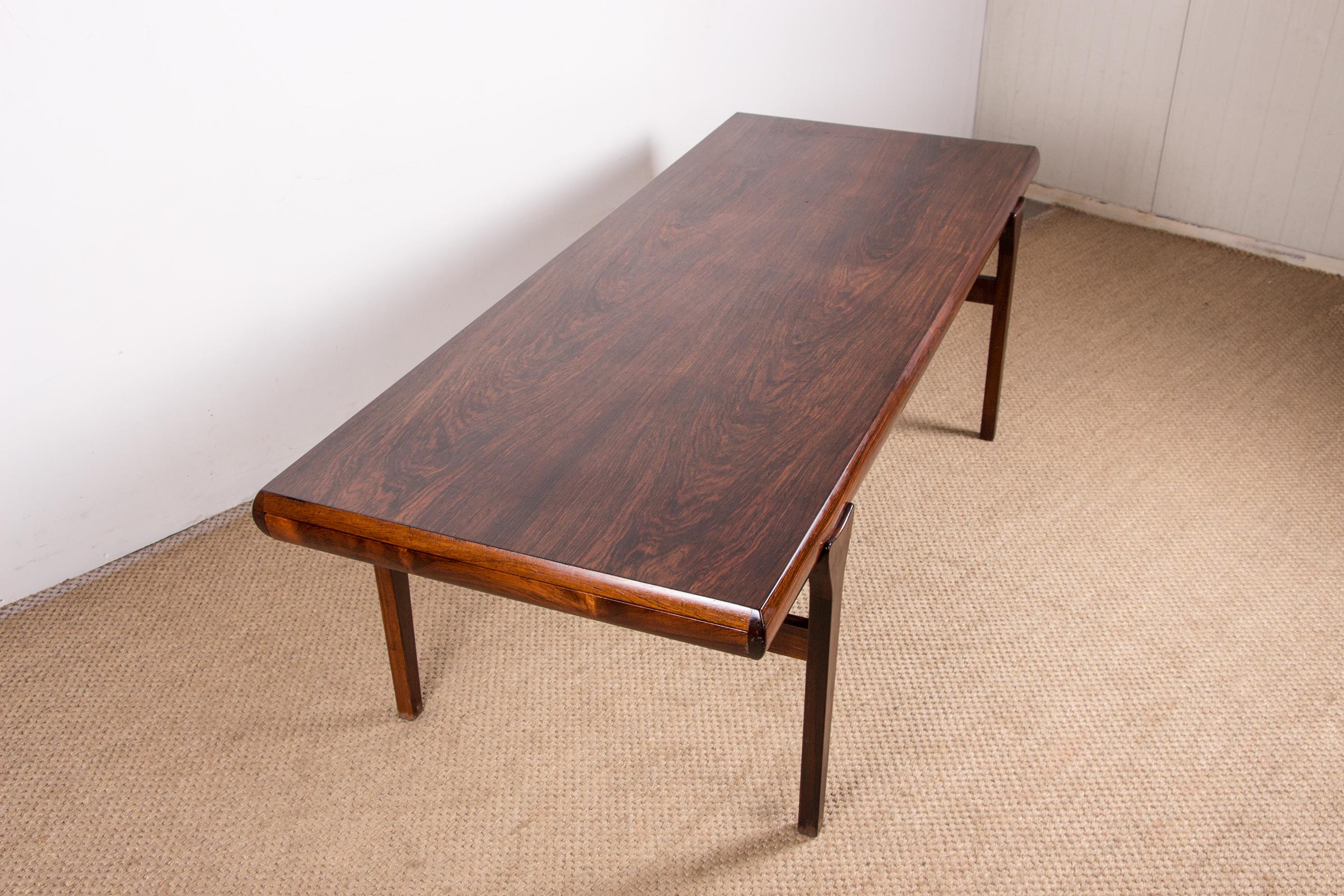 Very large extendable Danish coffee table in Rosewood by Johannes Andersen 1960. 4