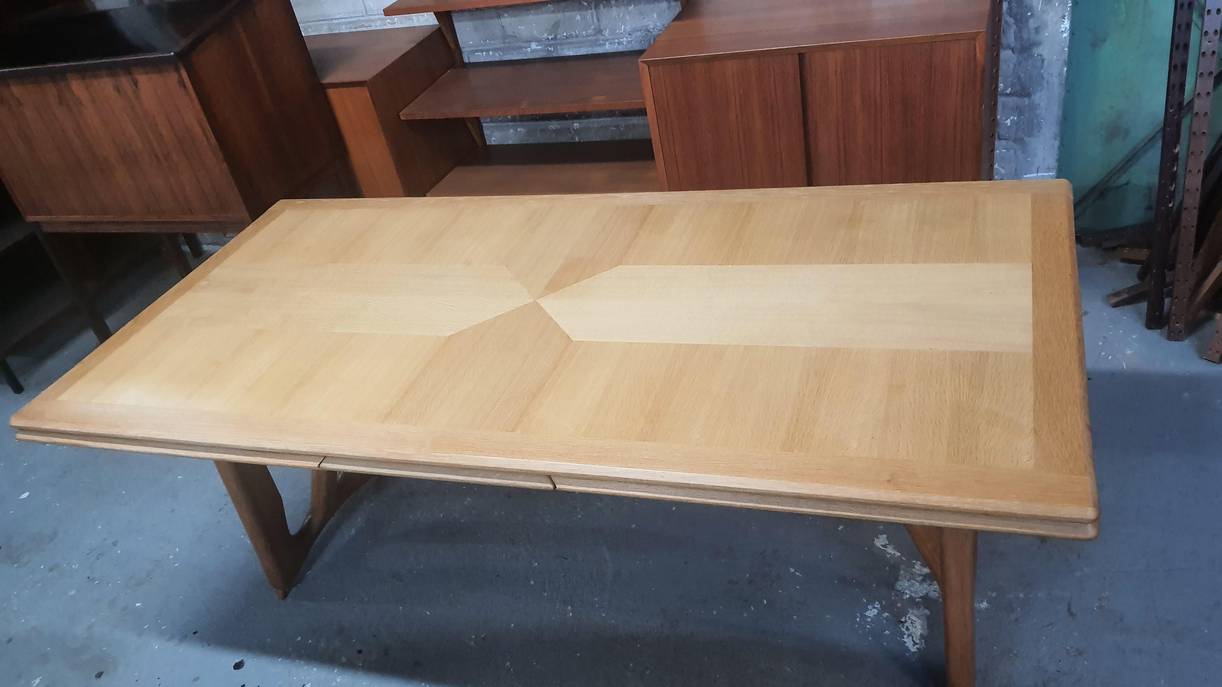 Très grande table de salle à manger extensible en chêne par Guillerme et Chambron 1965. en vente 3
