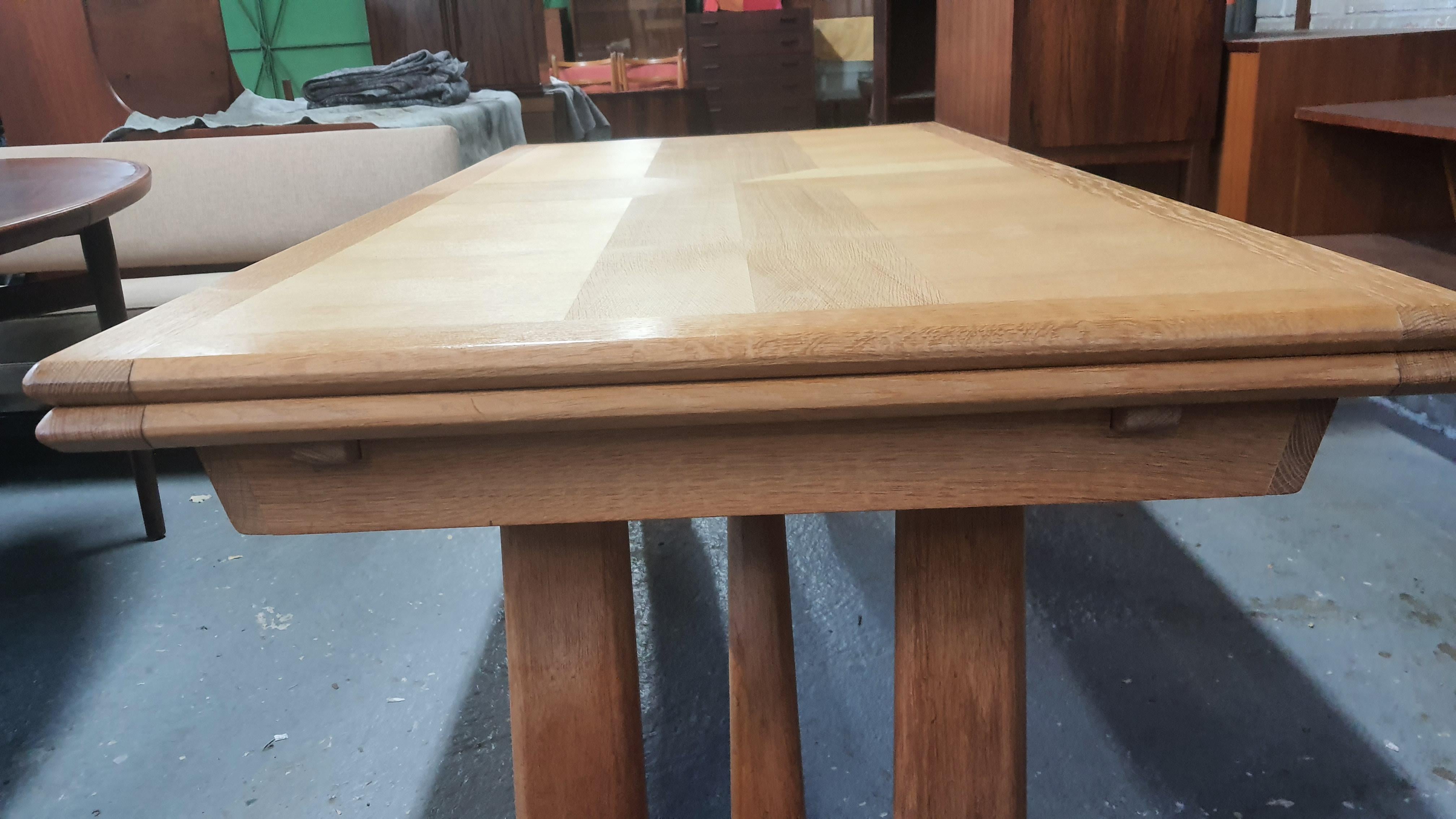 Très grande table de salle à manger extensible en chêne par Guillerme et Chambron 1965. en vente 4