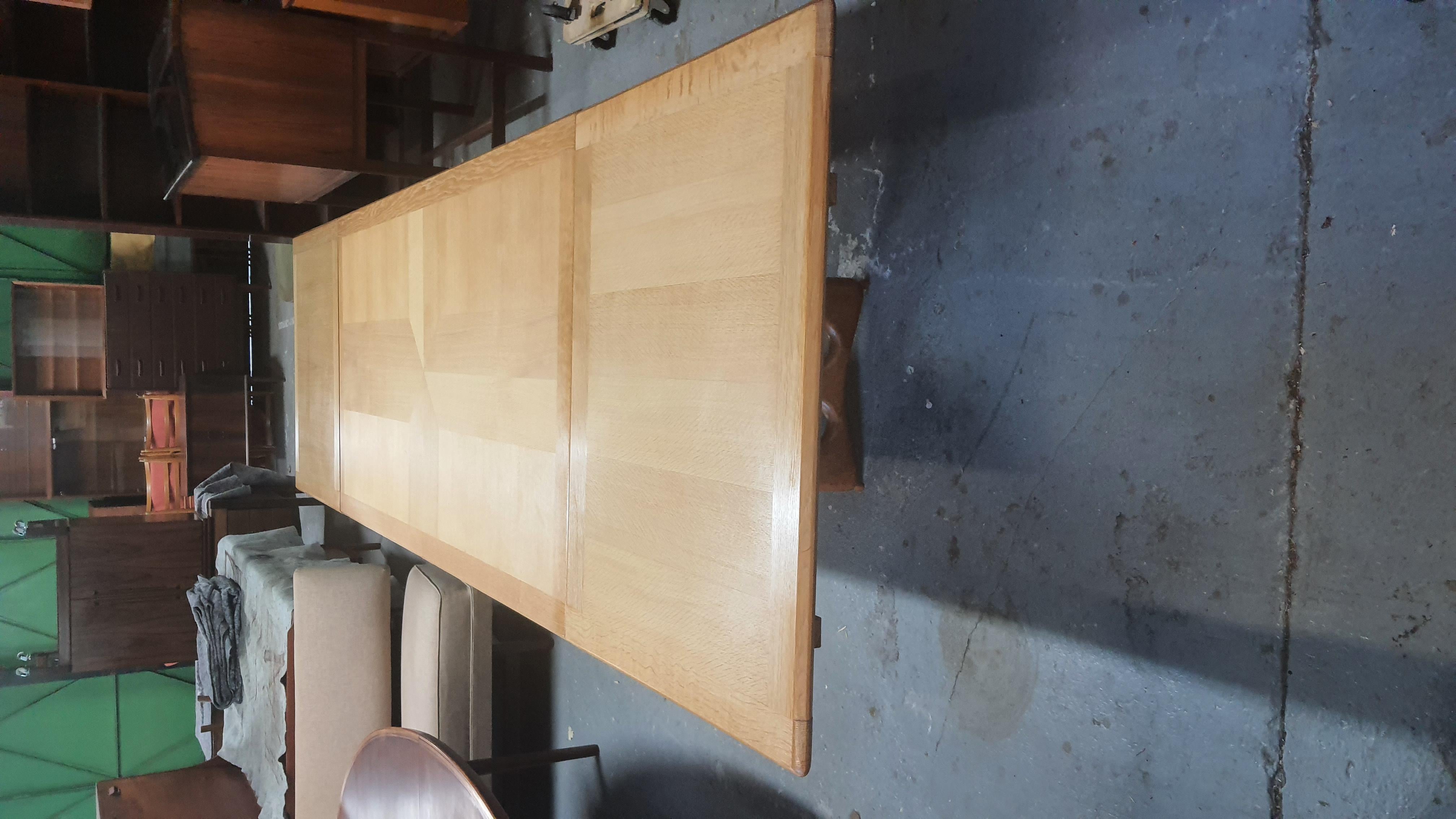 Très grande table de salle à manger extensible en chêne par Guillerme et Chambron 1965. en vente 5
