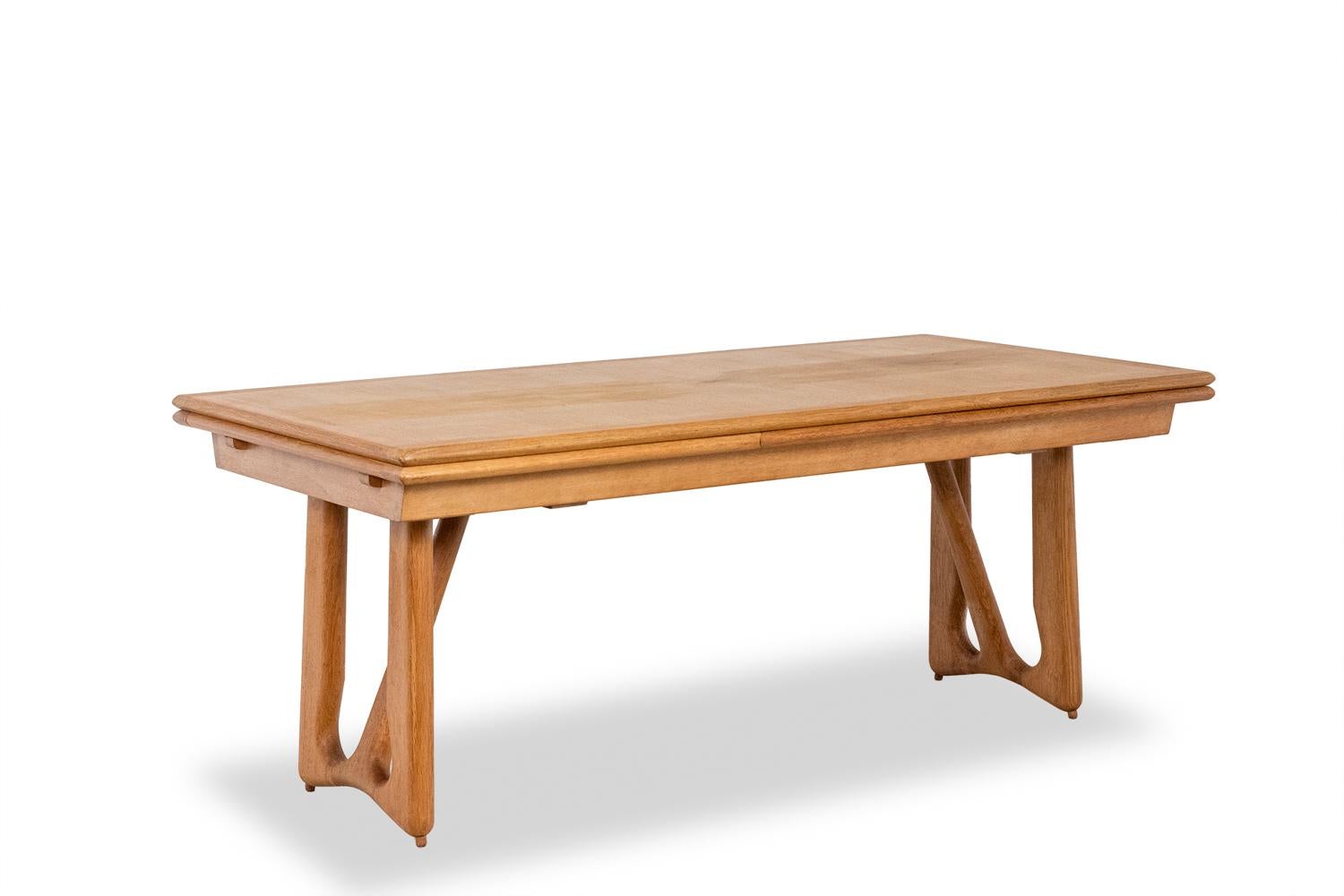 Français Très grande table de salle à manger extensible en chêne par Guillerme et Chambron 1965. en vente
