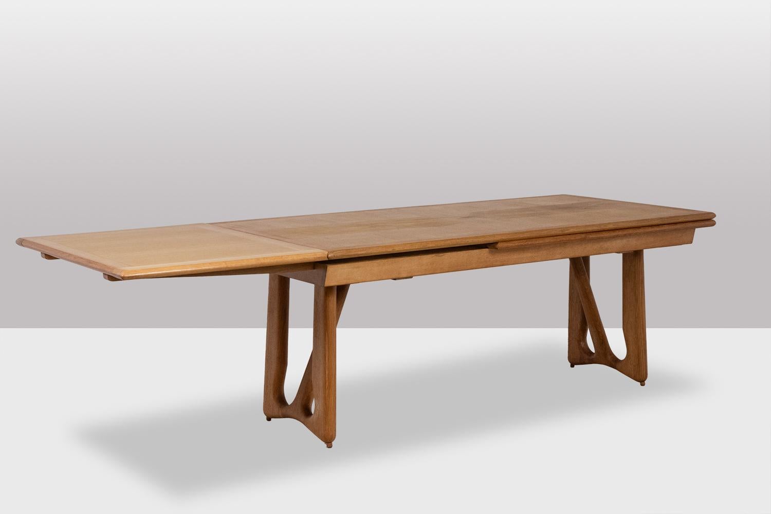 Très grande table de salle à manger extensible en chêne par Guillerme et Chambron 1965. Excellent état - En vente à JOINVILLE-LE-PONT, FR