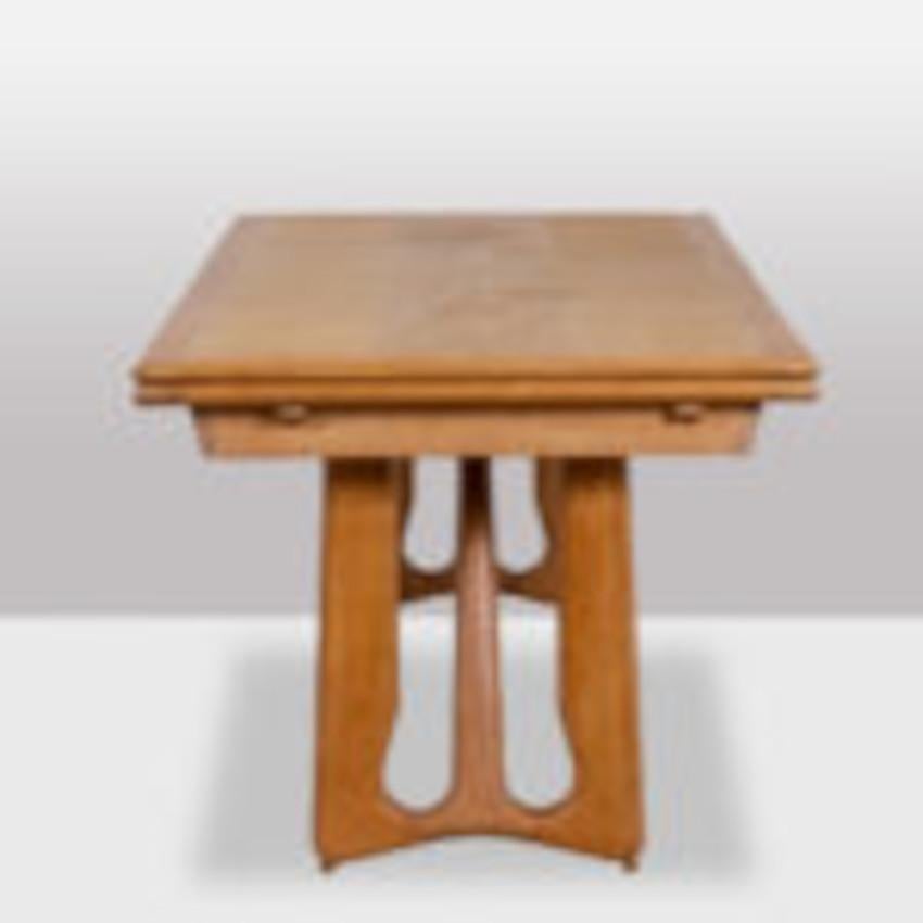 Milieu du XXe siècle Très grande table de salle à manger extensible en chêne par Guillerme et Chambron 1965. en vente