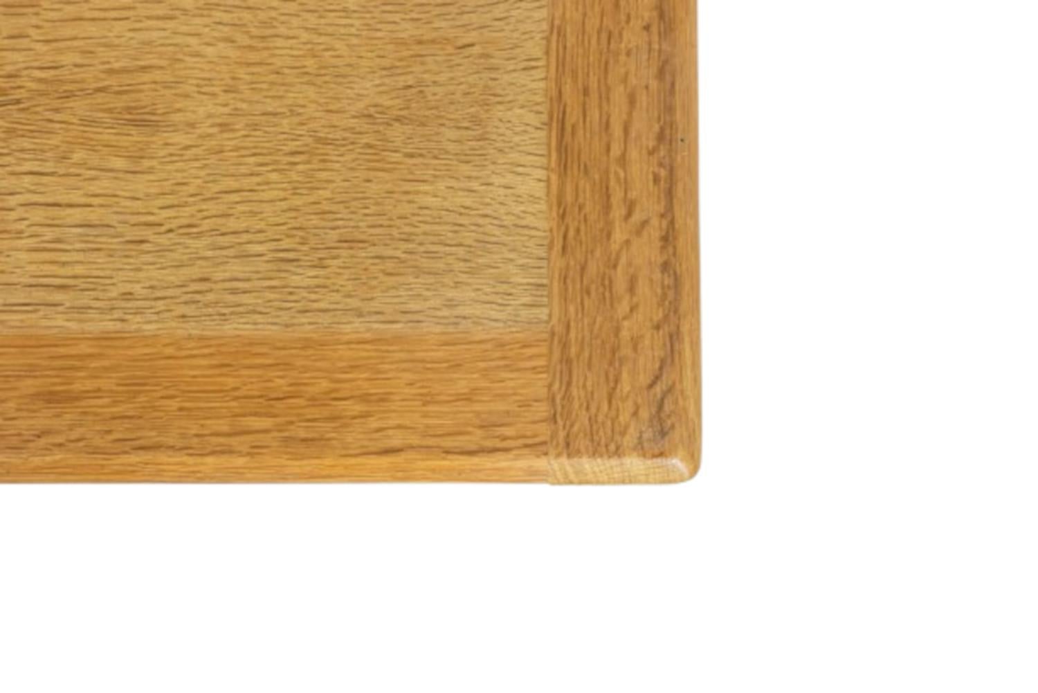 Très grande table de salle à manger extensible en chêne par Guillerme et Chambron 1965. en vente 1