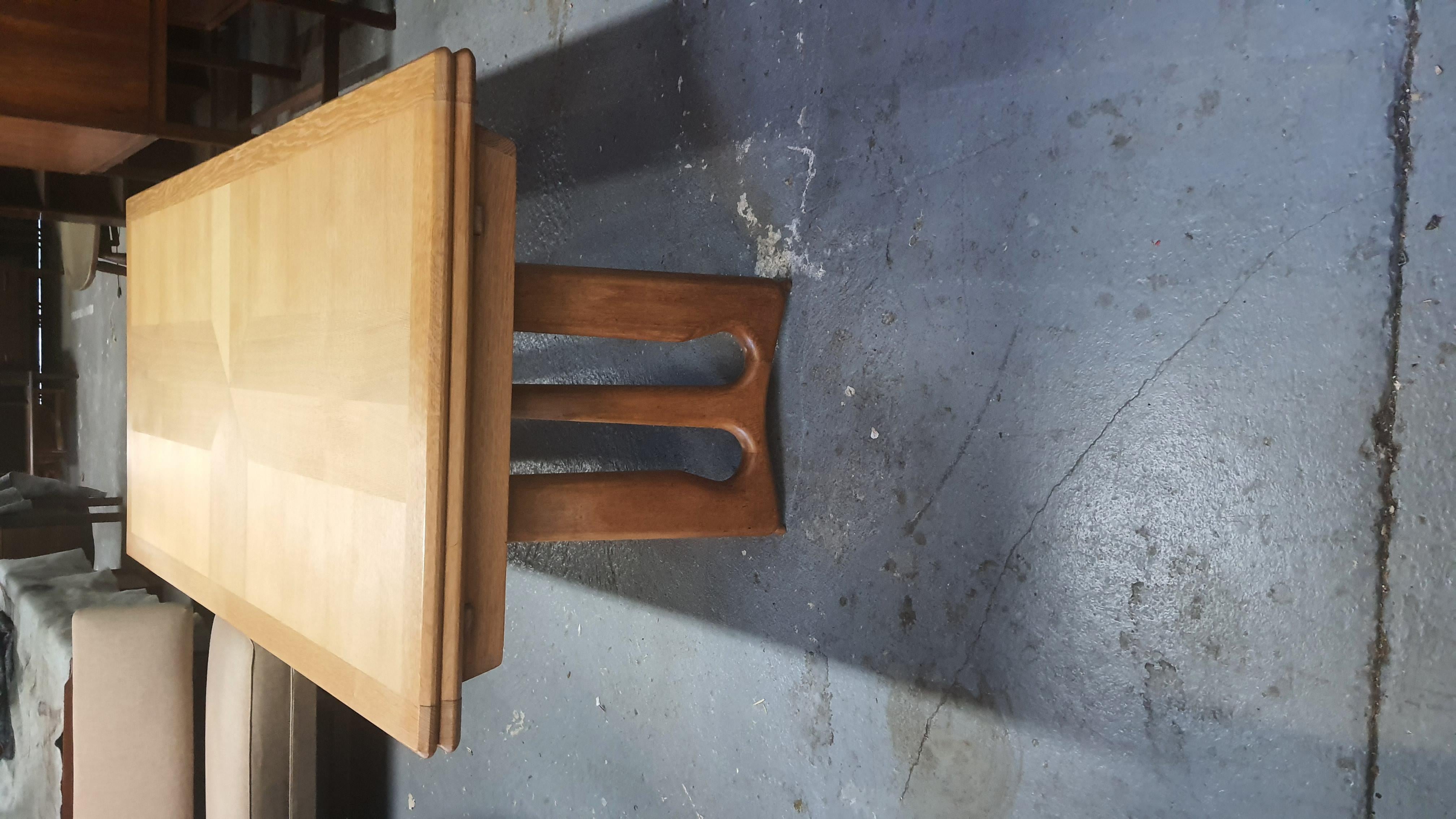 Très grande table de salle à manger extensible en chêne par Guillerme et Chambron 1965. en vente 2