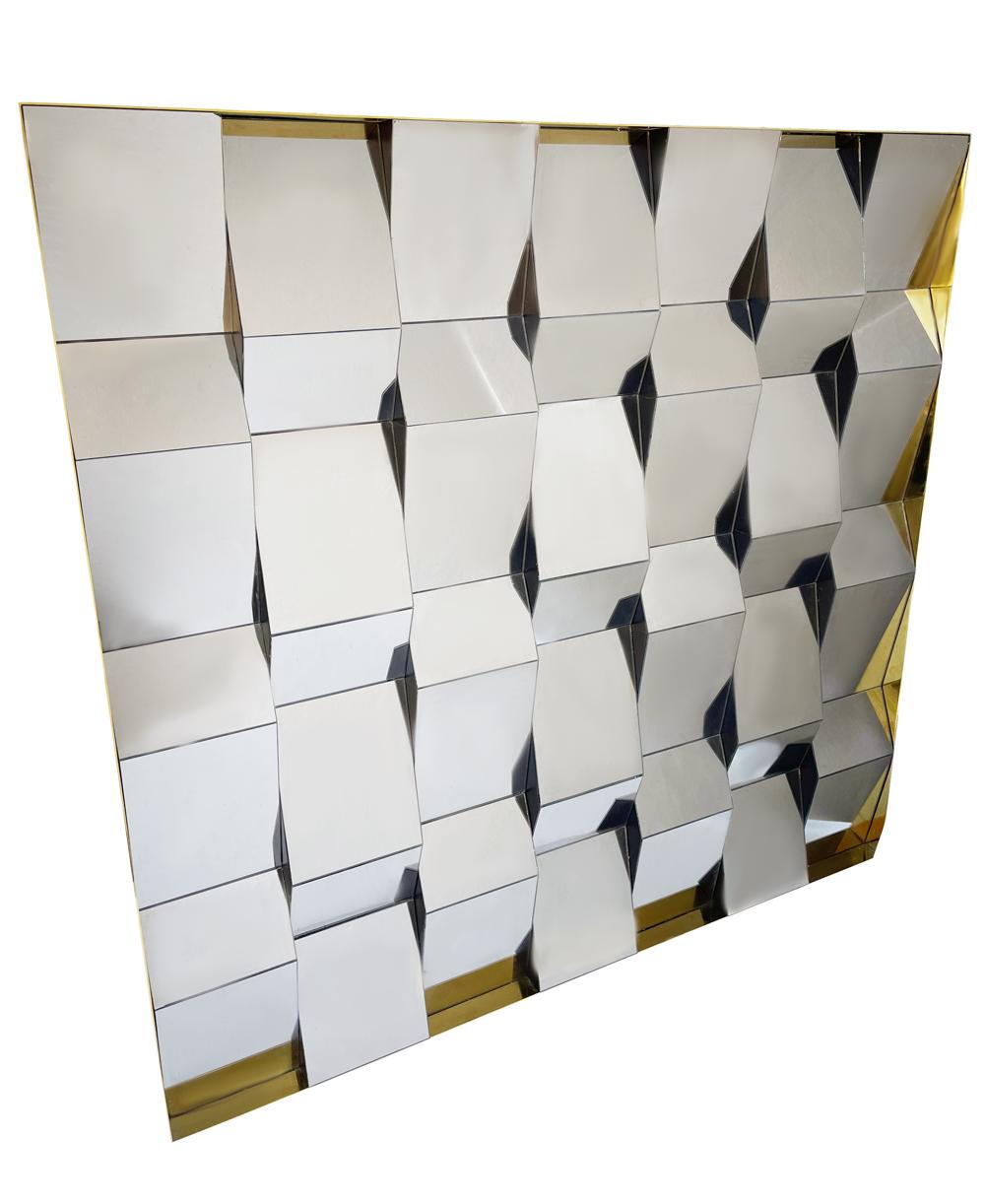 Américain Très grand miroir mural à inclinaisons à facettes avec cadre en laiton poli d'après Neal Small en vente