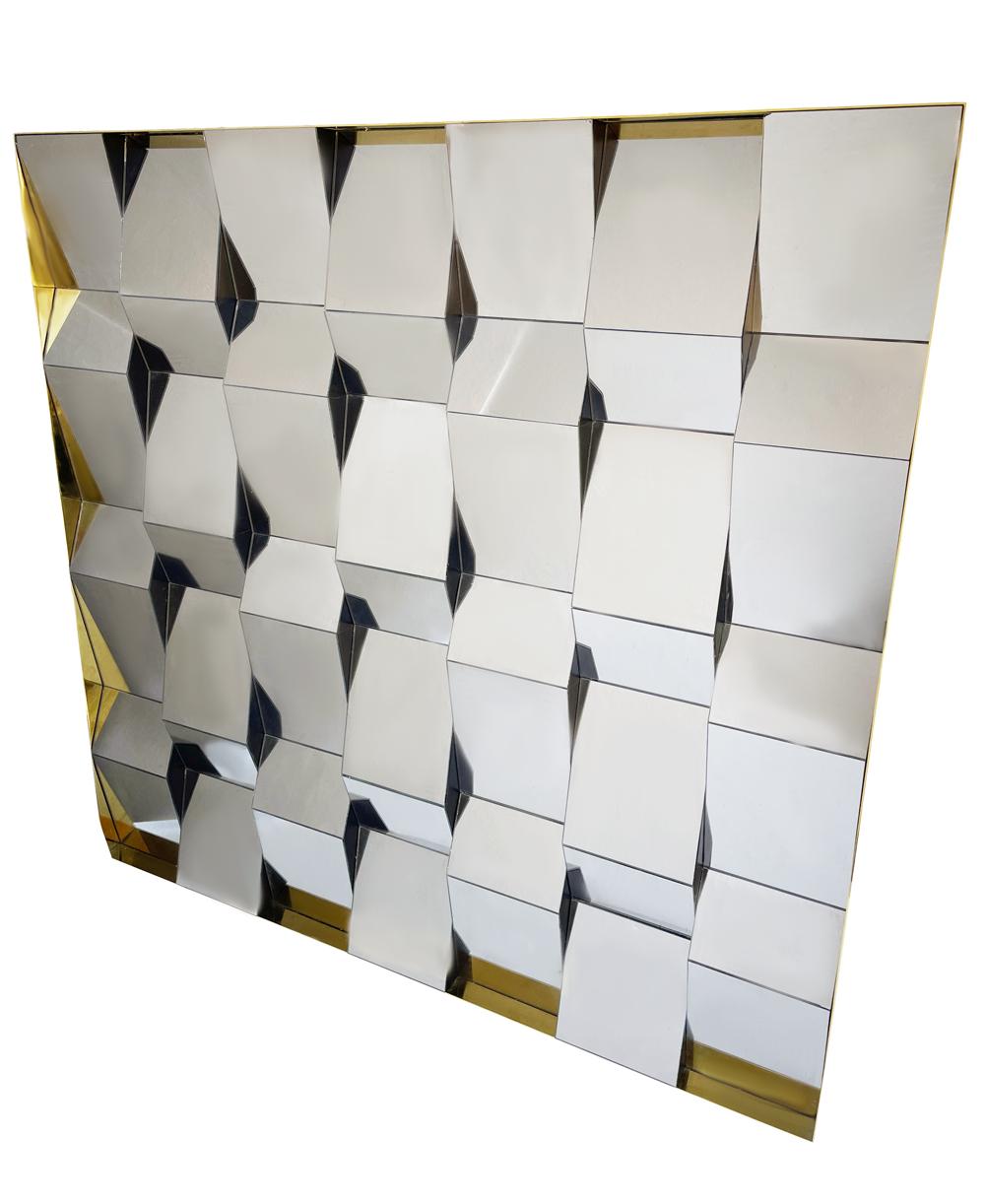 Laiton Très grand miroir mural à inclinaisons à facettes avec cadre en laiton poli d'après Neal Small en vente