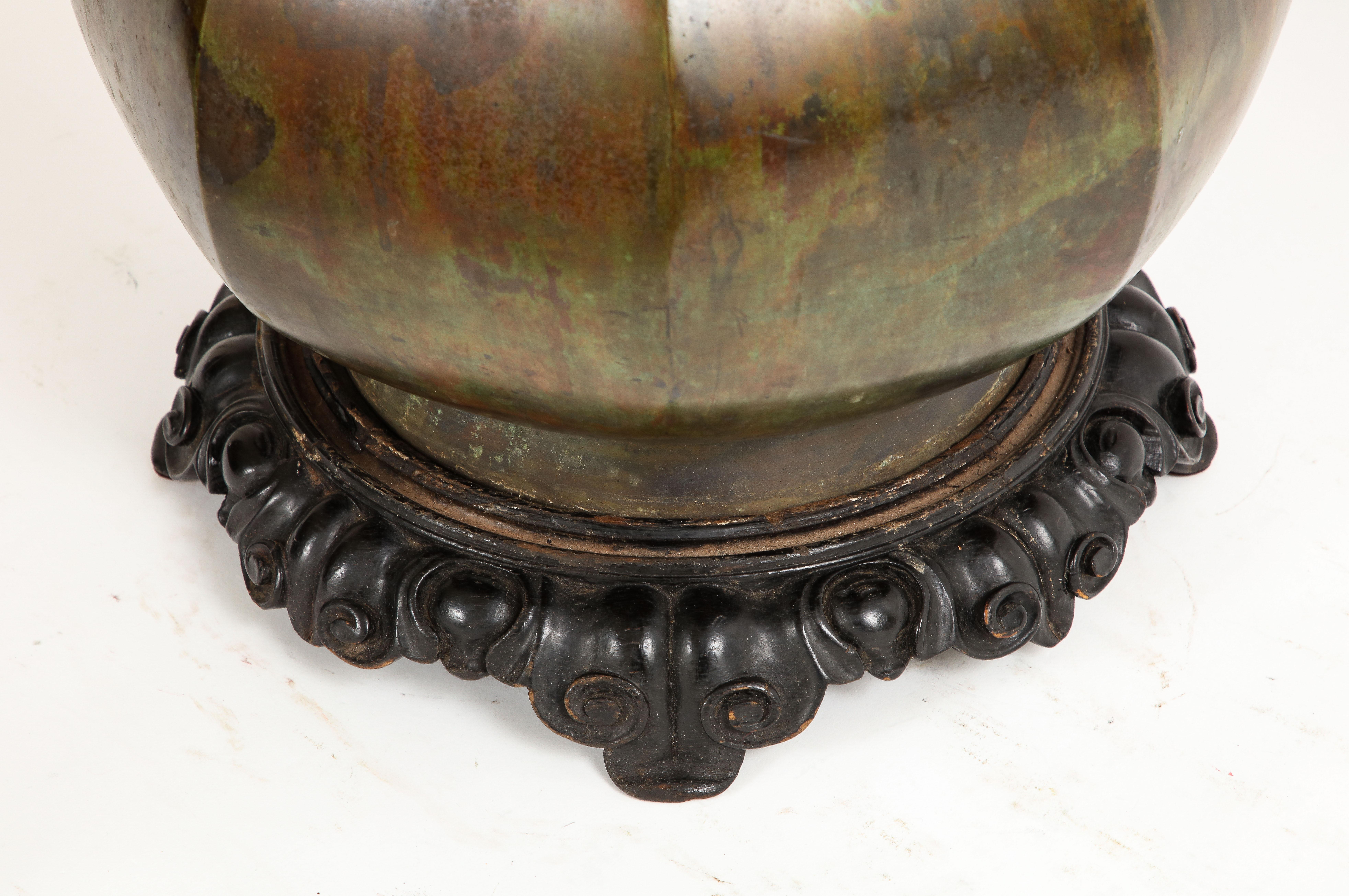 Große fantastische japanische Drachenvase aus patinierter Bronze aus der Meji-Periode im Angebot 11
