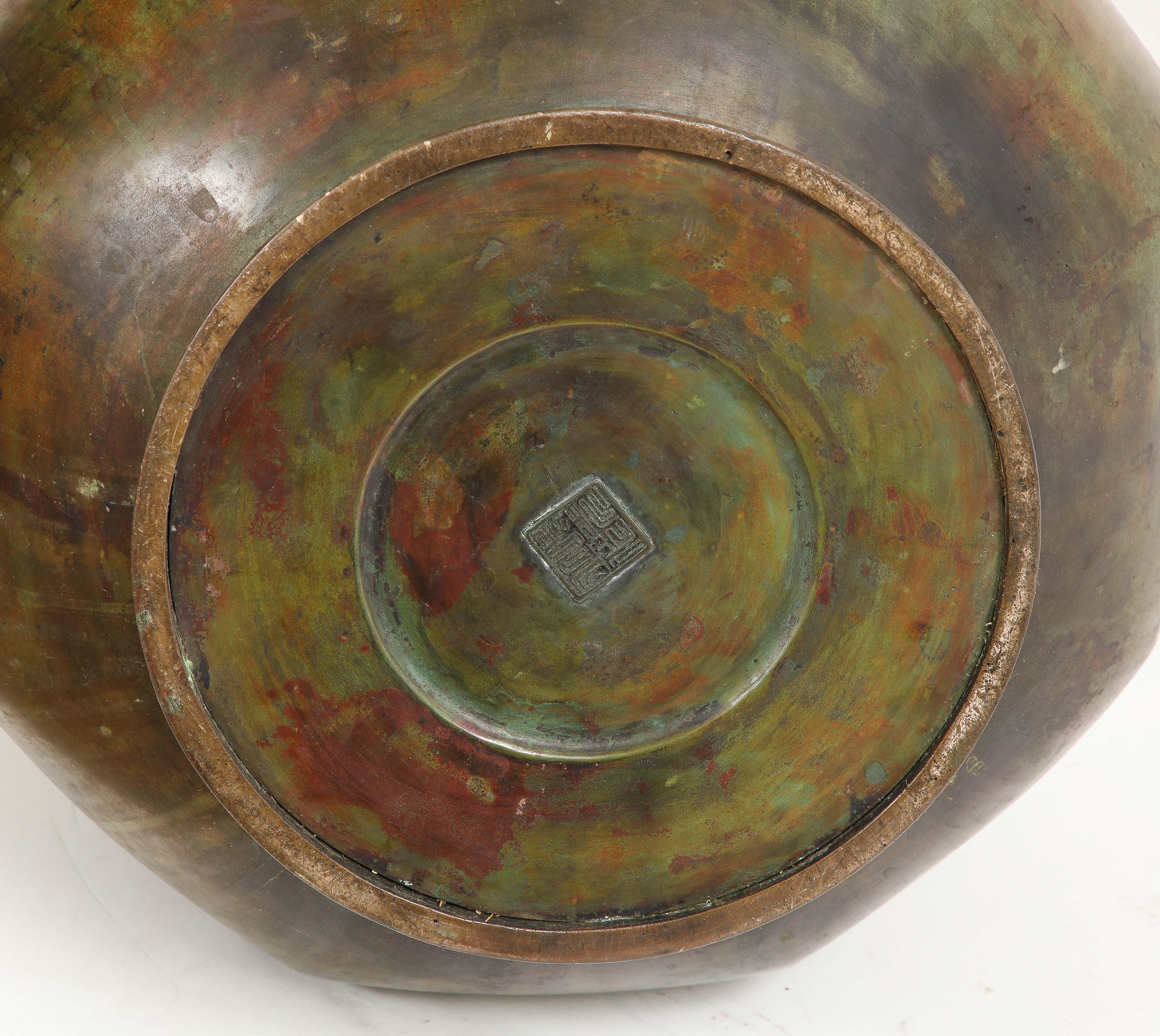 Große fantastische japanische Drachenvase aus patinierter Bronze aus der Meji-Periode im Angebot 13