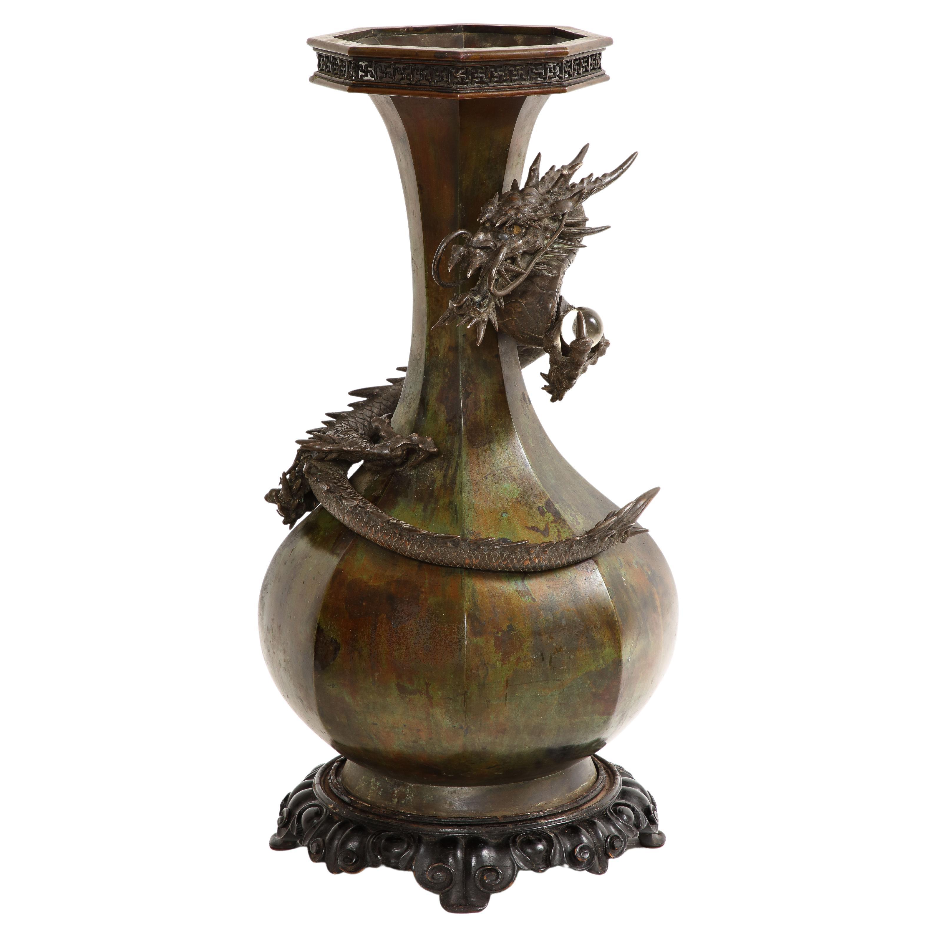 Très grand et magnifique vase dragon japonais en bronze patiné de la période Meji