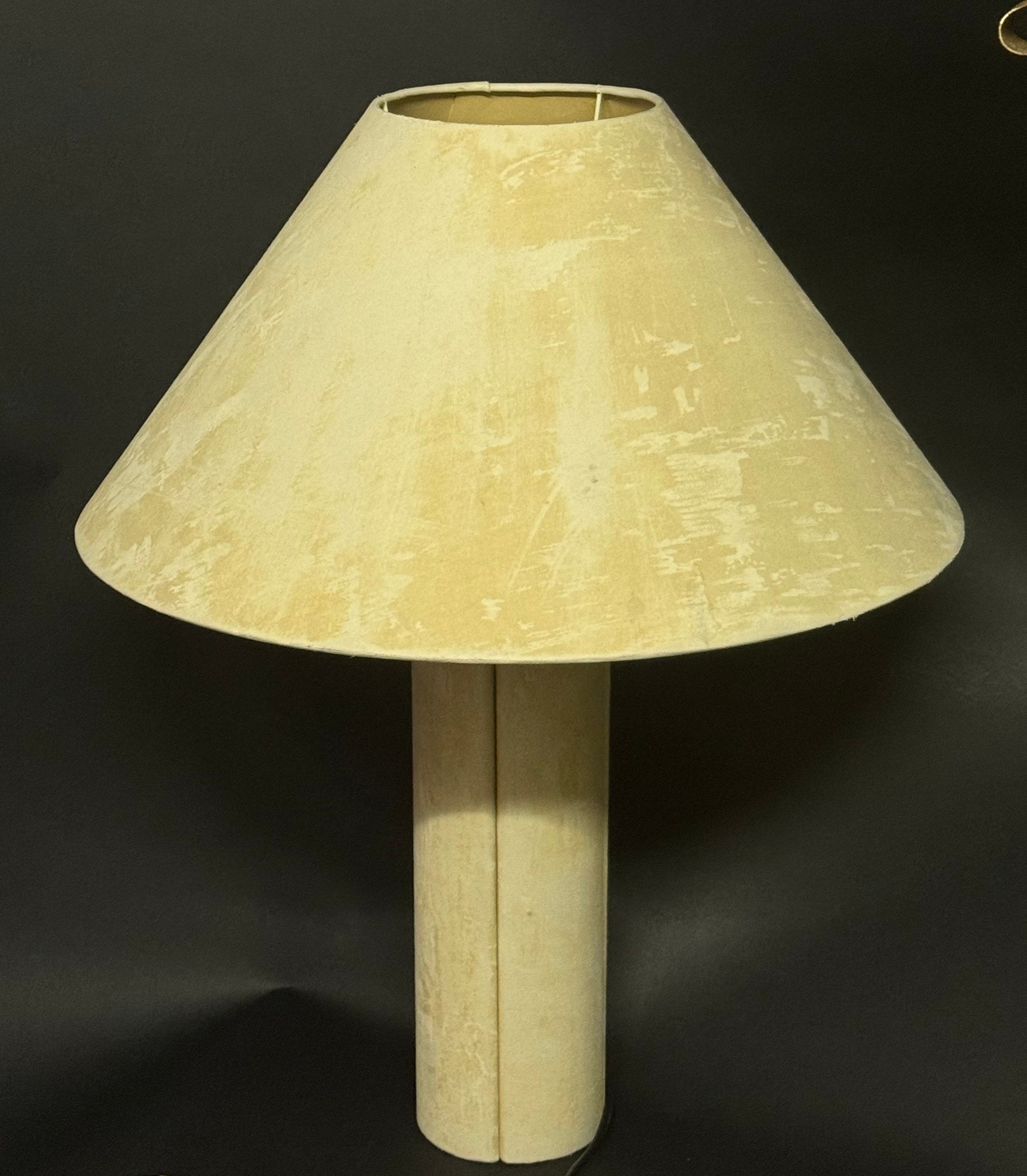 Lámpara de mesa muy grande de Ingo Maurer para Design M, años 70, Alemania. Ejecutado en laether de ante sintético.
Enchufe:  1 x E27 o E26 (US) para bombillas de rosca estándar. Máx. 75 Vatios por bombilla.


