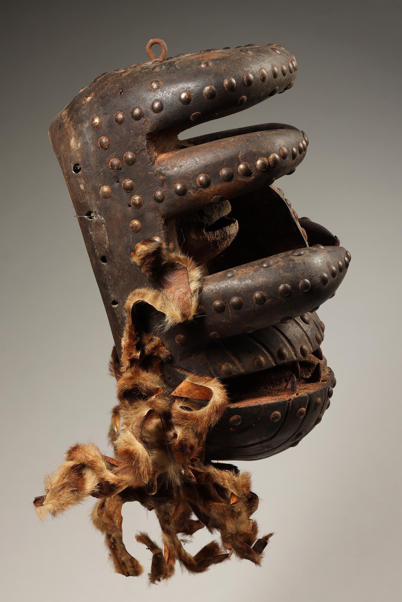 Sculpté à la main Très grand masque Dan Guere féroce avec défenses Côte d'Ivoire Afrique ex crainte en vente