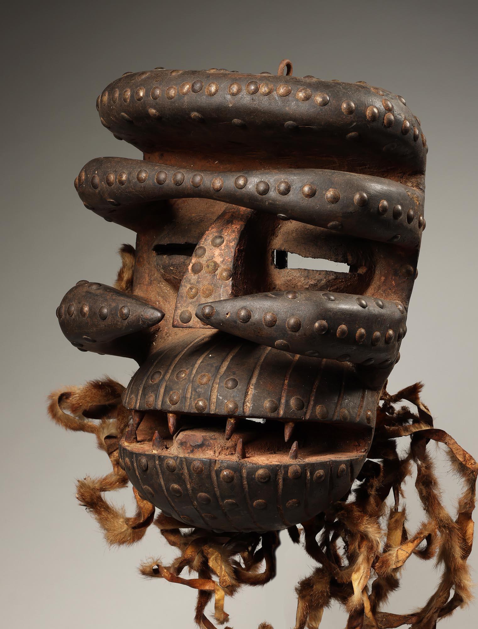 Très grand masque Dan Guere féroce avec défenses Côte d'Ivoire Afrique ex crainte Abîmé - En vente à Point Richmond, CA